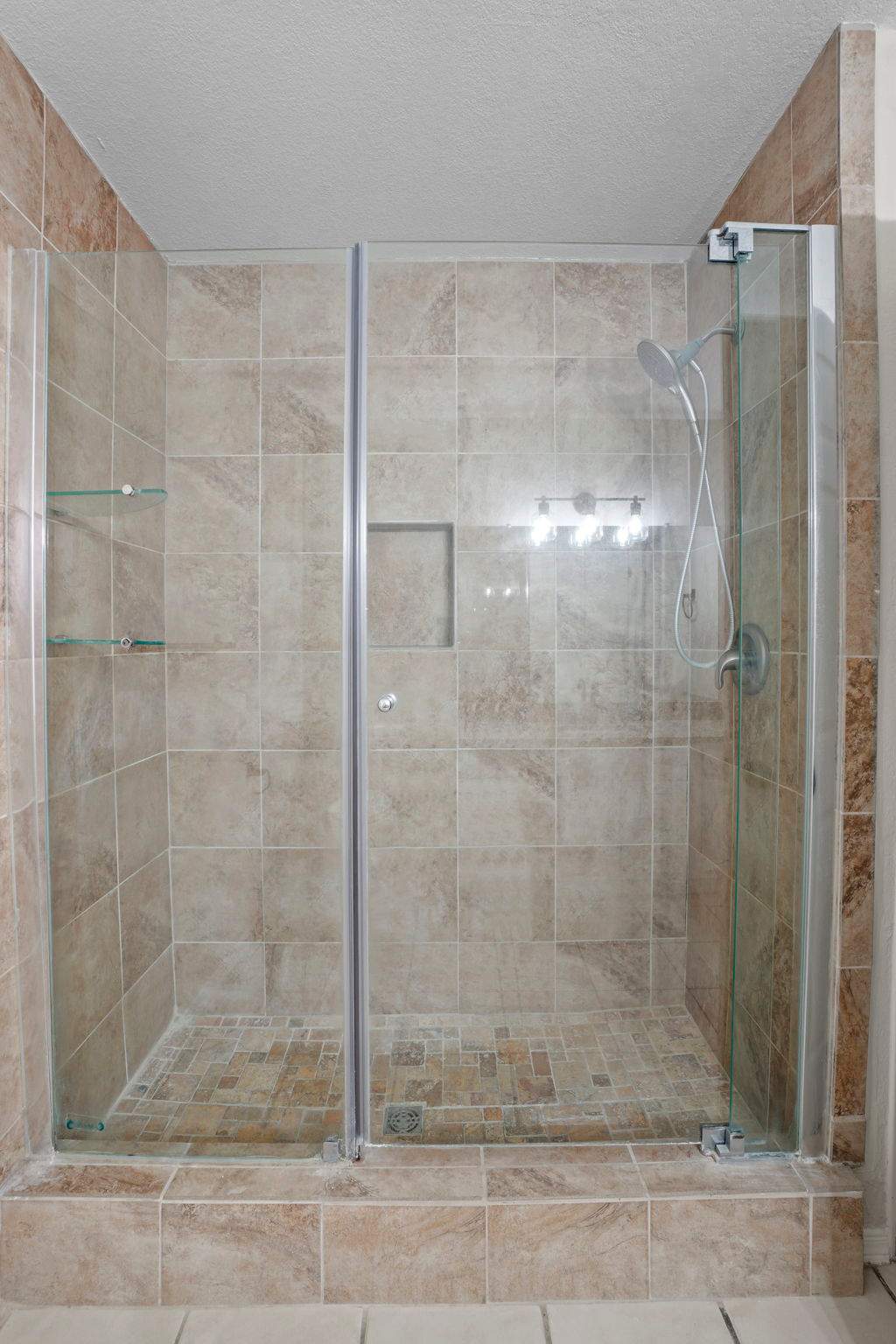 Luxury condo remodel by the golf course by Castro Brothers Solutions