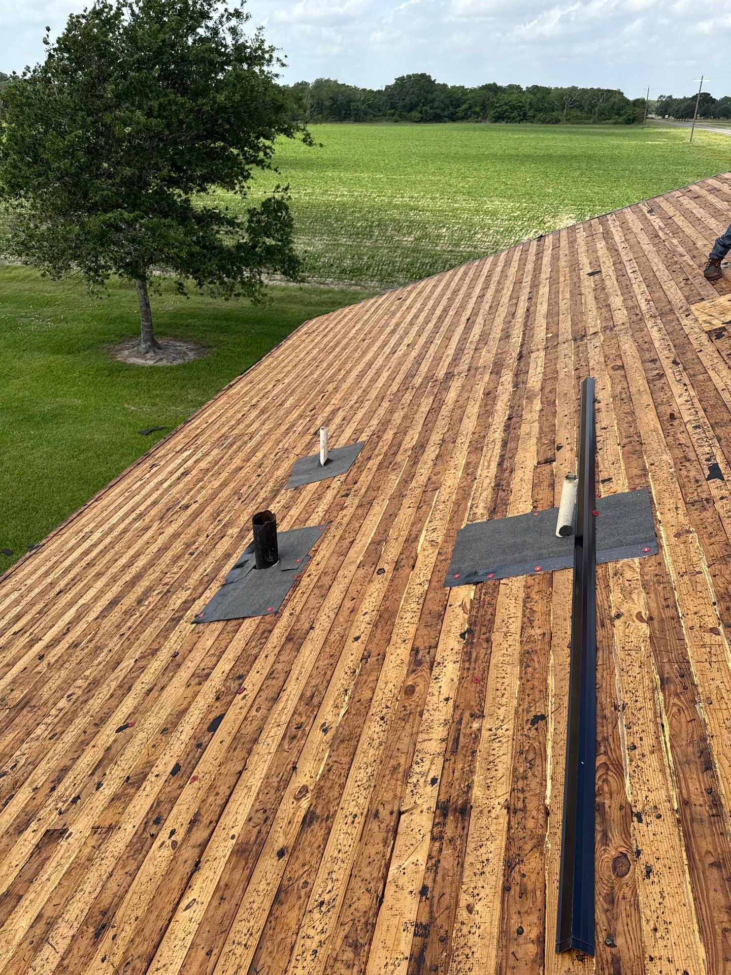 Roof Replacement louise by Roof Repair Company