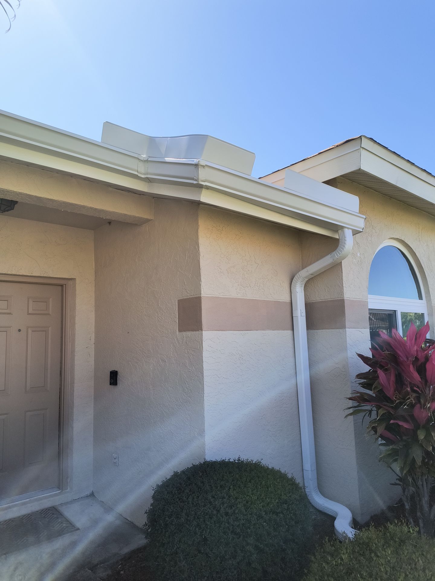 White Seamless Gutters using 6 Inch Seamless Gutters in Sarasota FL by Gutter Professors