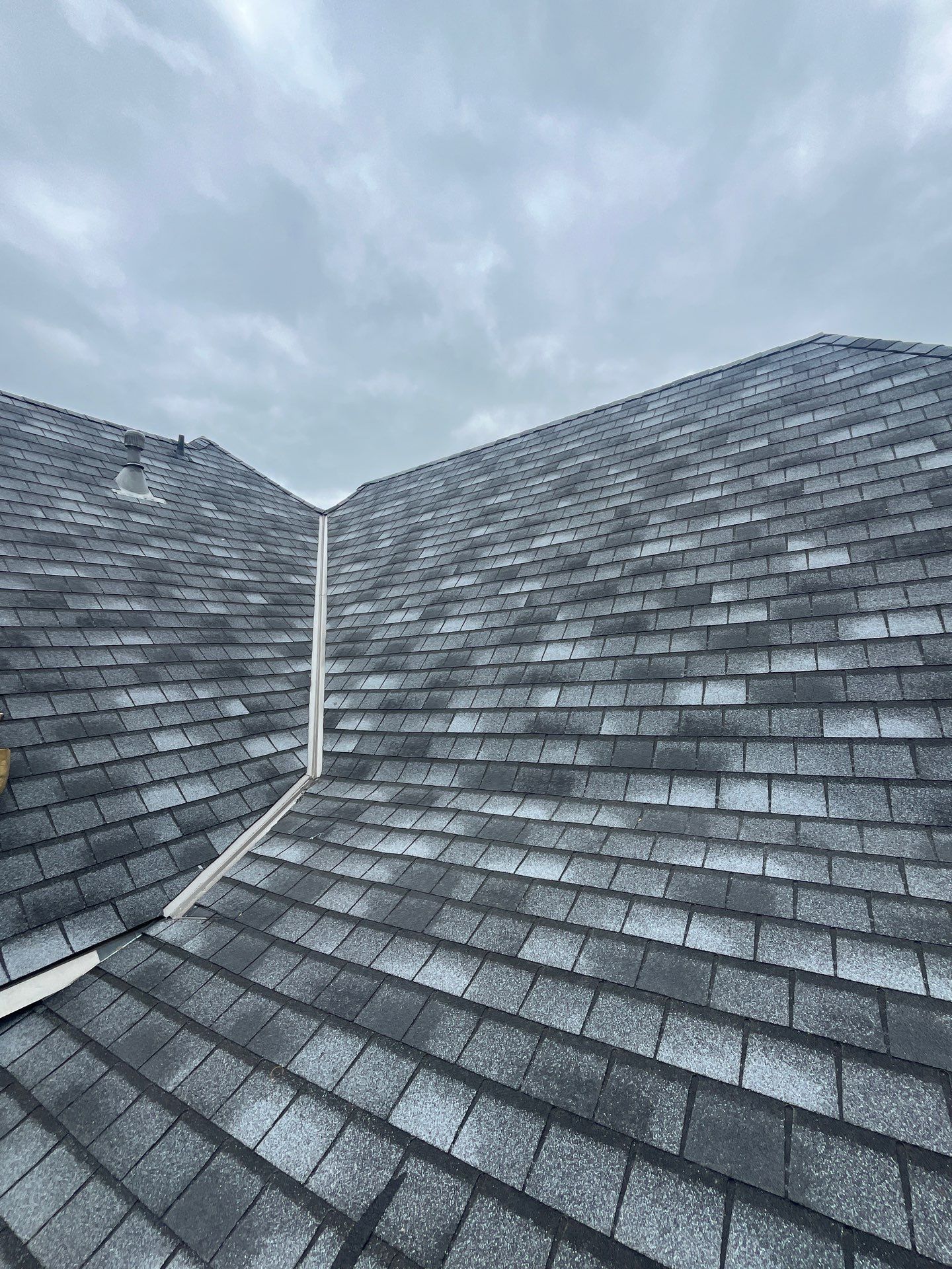 White brick with GAF Slateline English Grey by Tejas Roofworks + Restoration