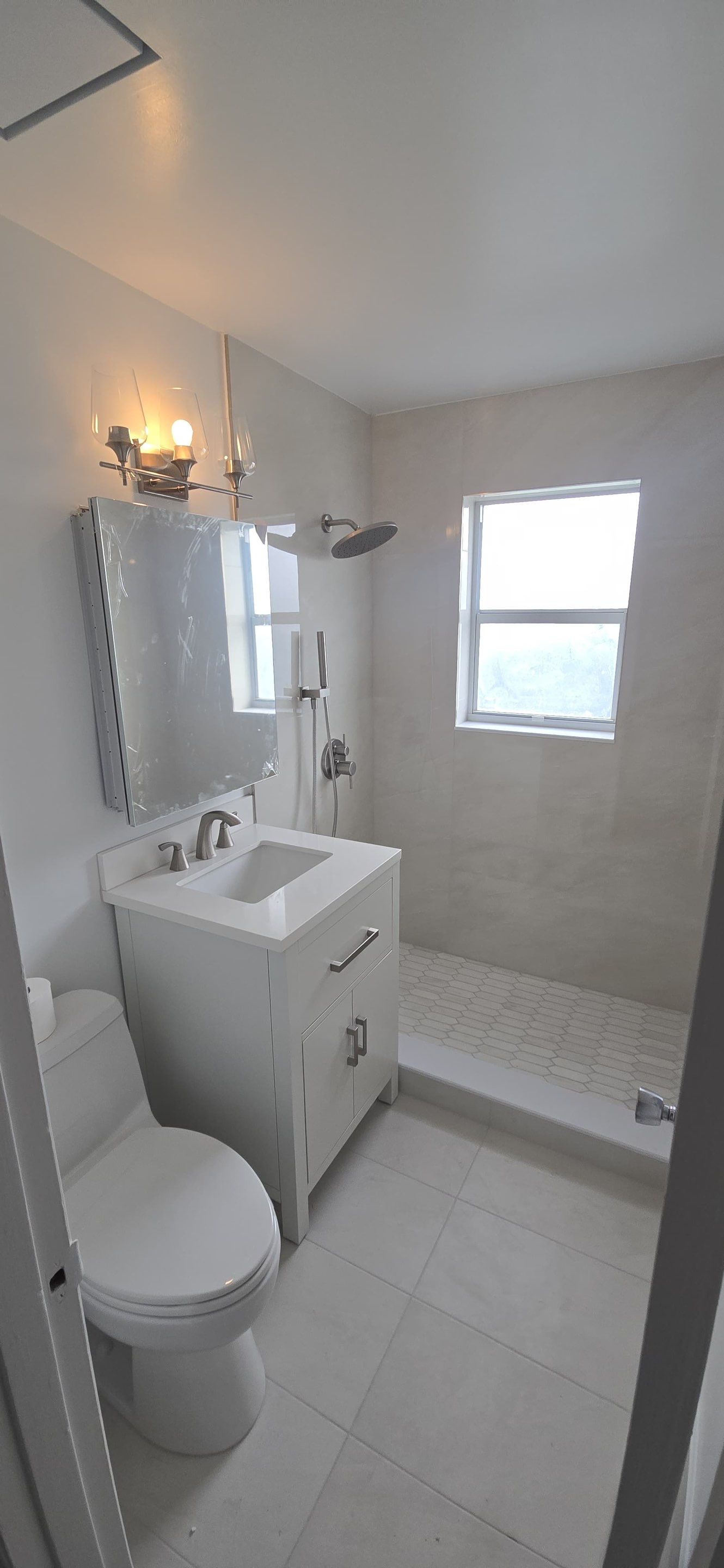 Guest Bathroom - Delray Beach by Hevi Tile