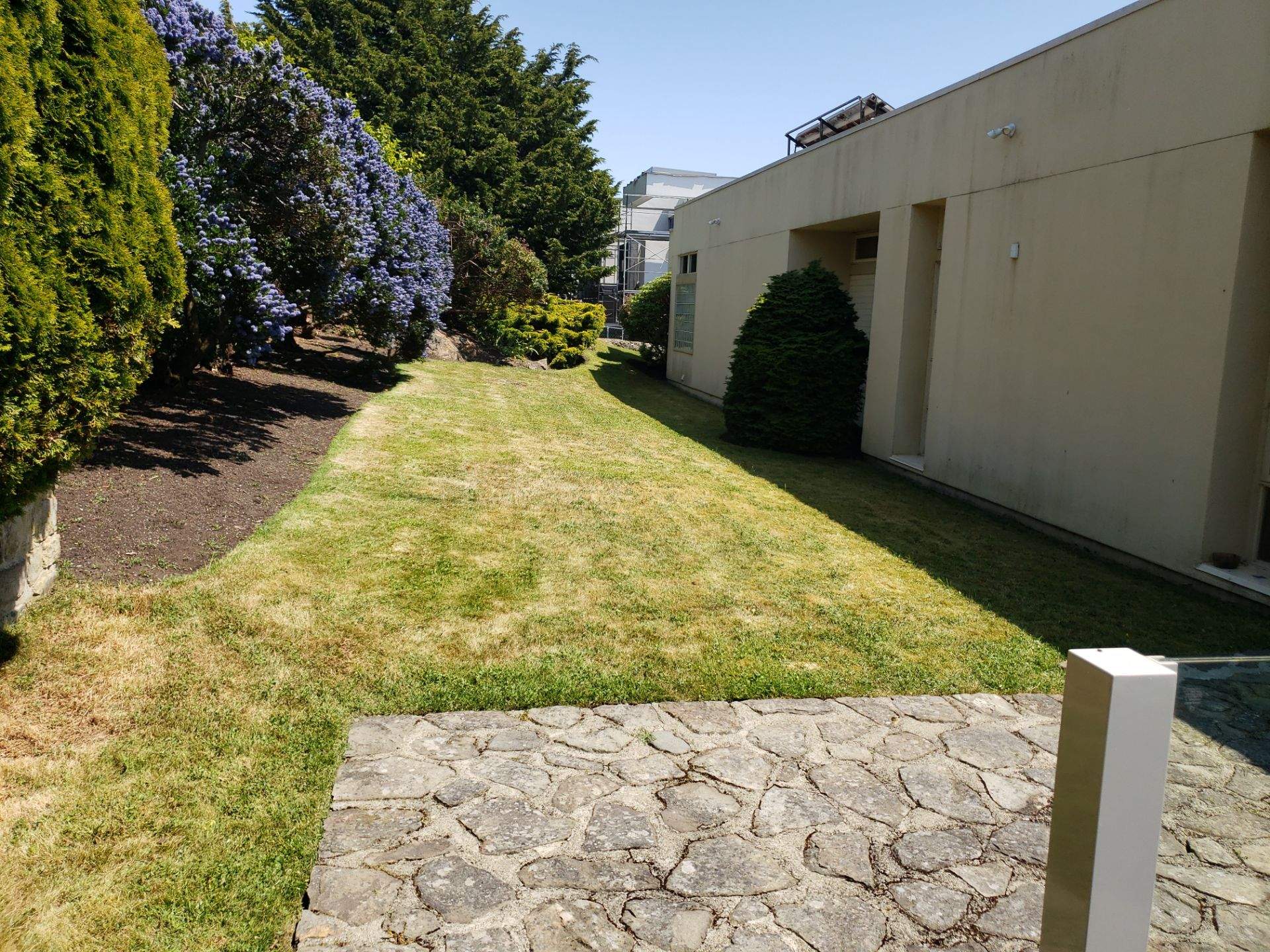 Oak Bay Residence by Habanero Garden and Exterior Care