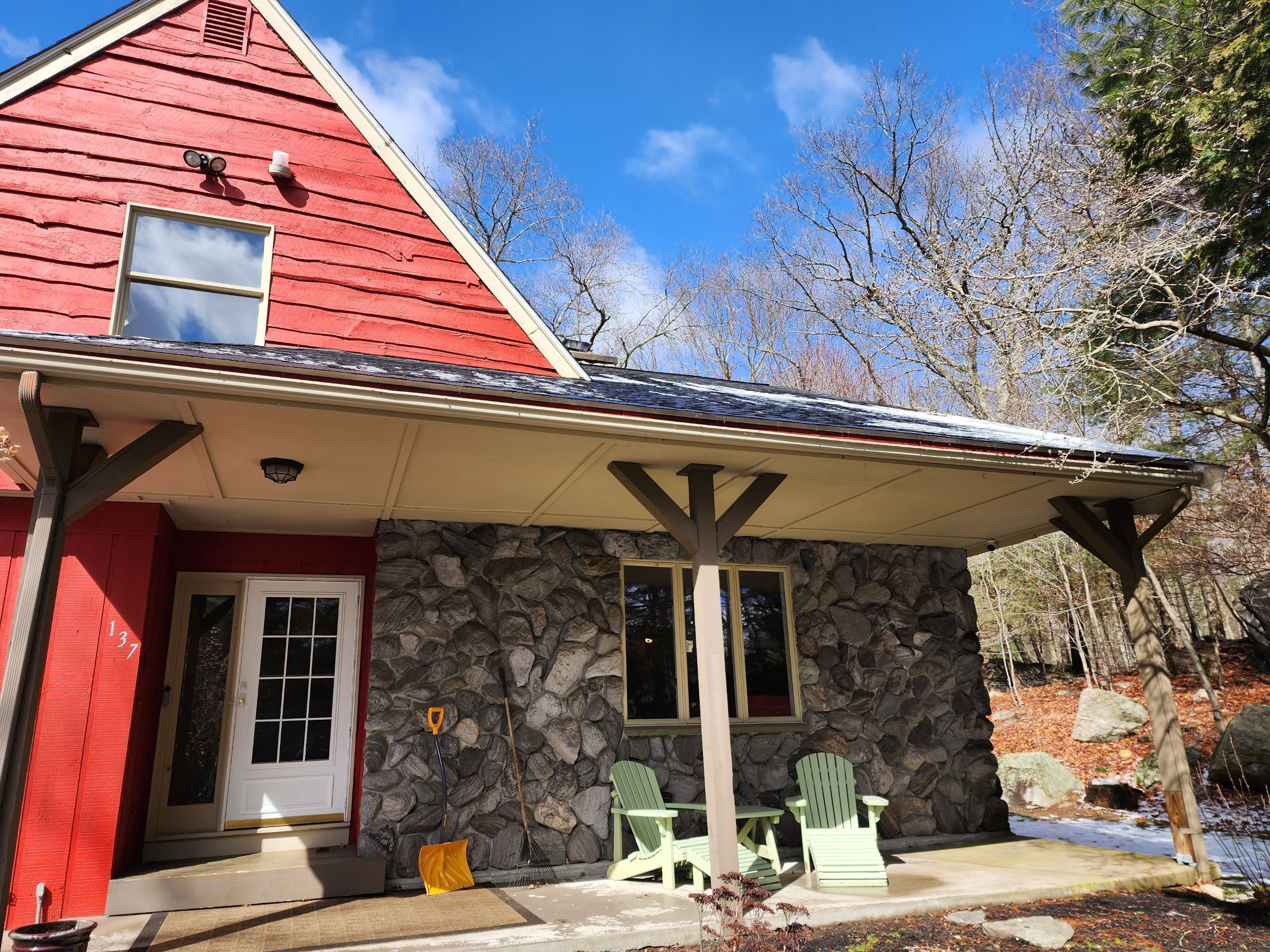 Vinyl siding with beige trim in Upton, MA by UBrothers Construction