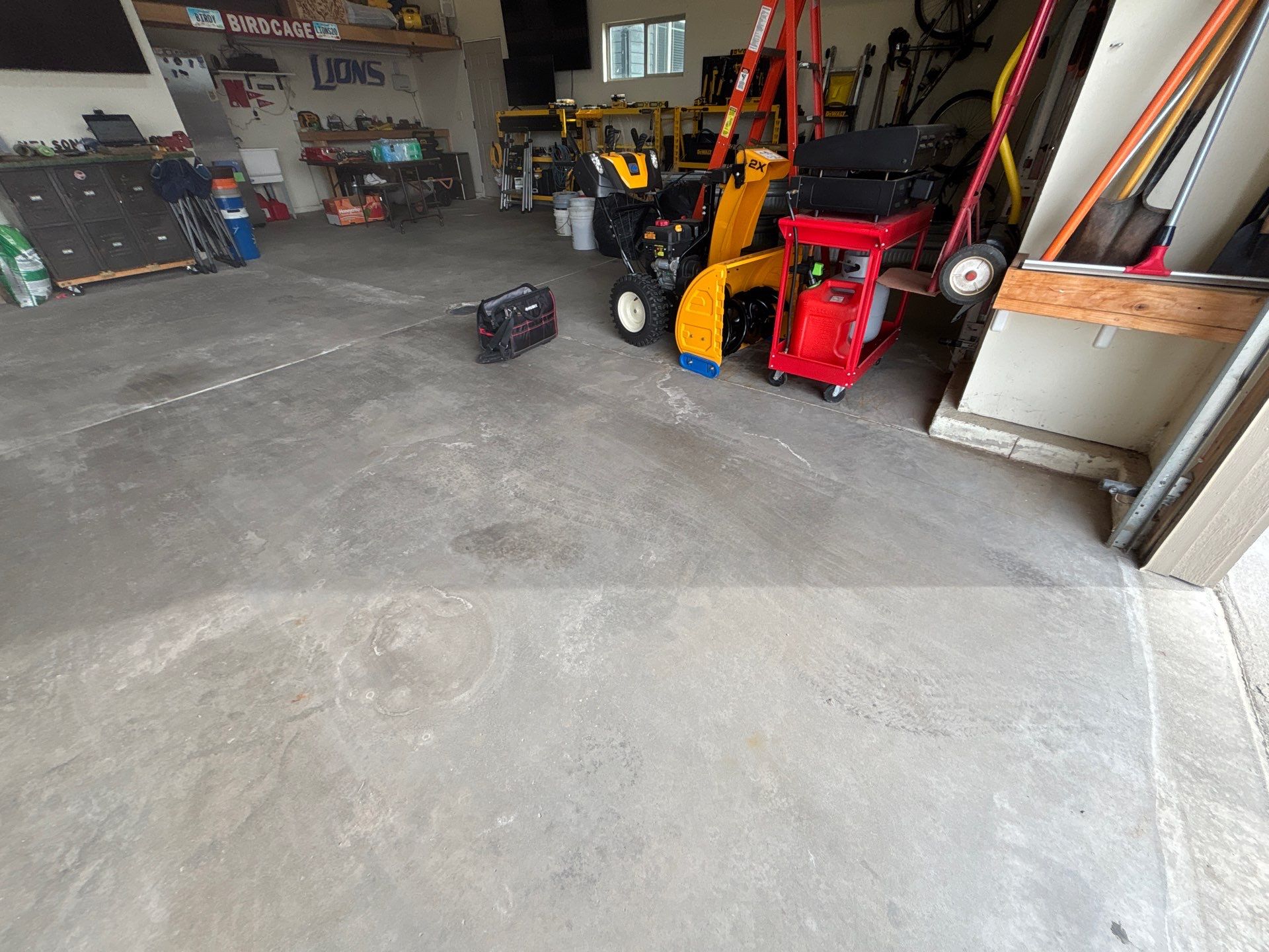Sioux Falls Garage Floor Repair and Speckled Epoxy Coating Installation by Select Painting, Coatings & Garage Cabinets