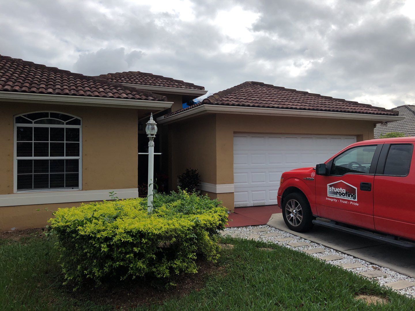 Metal Roof - Galvalume - Charcoal by Istueta Roofing