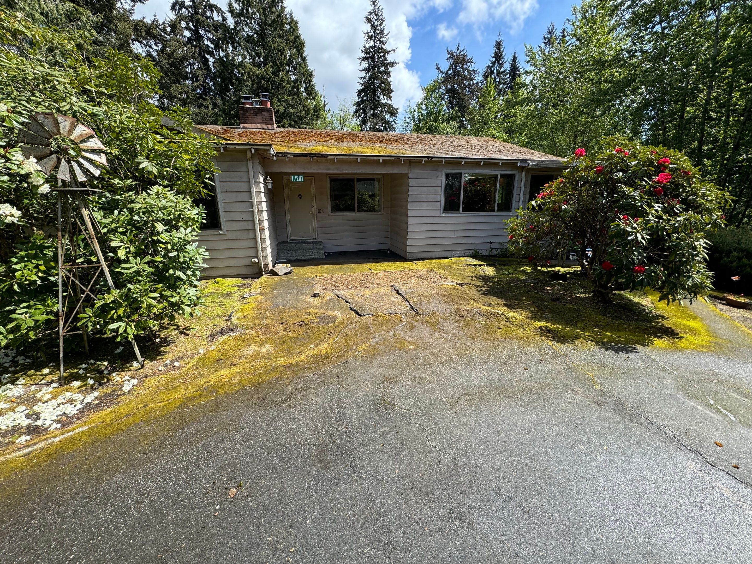 Modern Entry Fence by Jireh Asphalt & Concrete Inc 