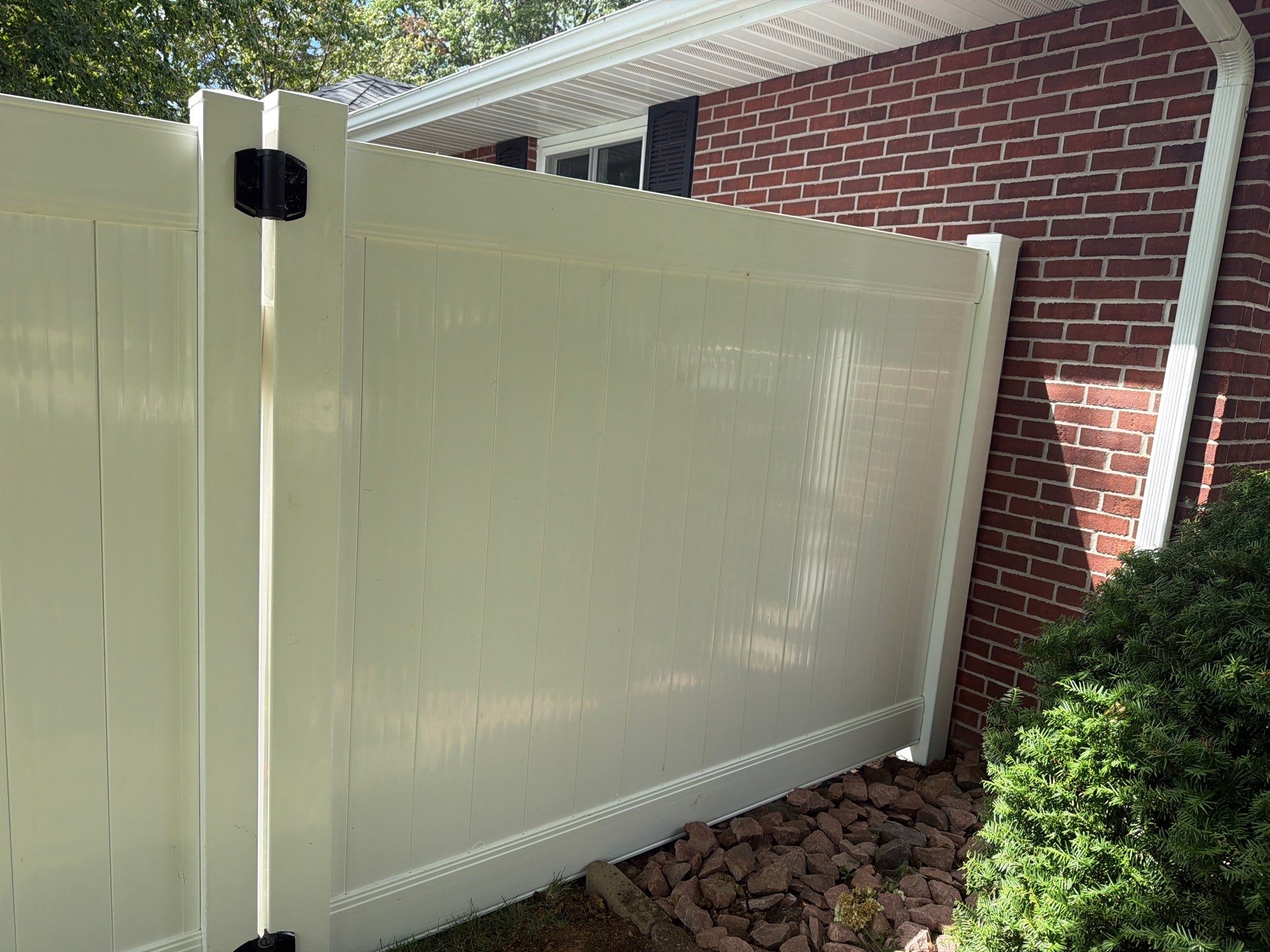 Residential White Vinyl Privacy and Black Chain Link Fencing in Jesup by Perfect Picket Fence and Stain