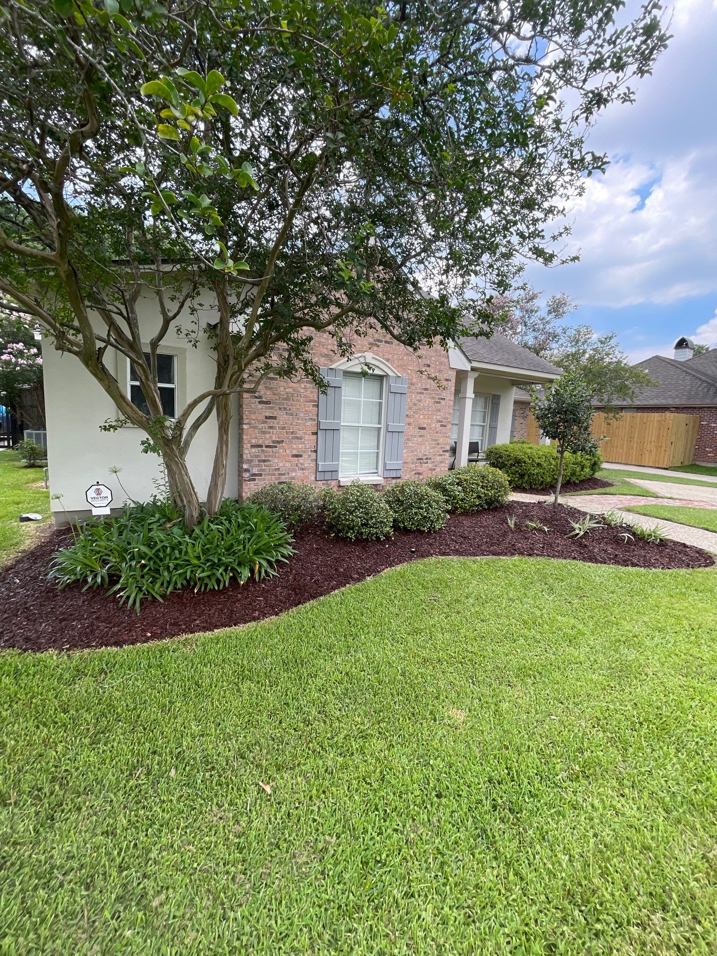 DEMO / BED PREP / CUT IN BED EDGES / MULCH INSTALL using BROWN MULCH "BARK BRITE" & ROAD ROCK by CutScape, LLC.