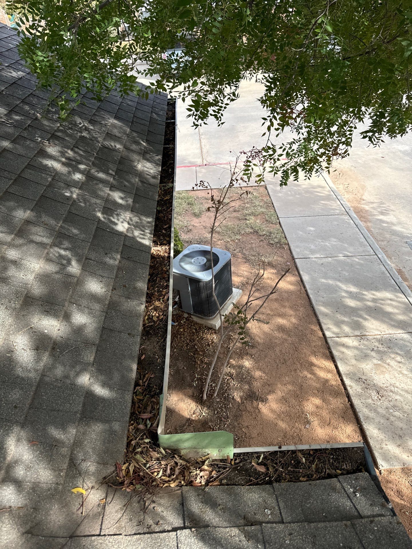 HOA gutter cleaning before photo.