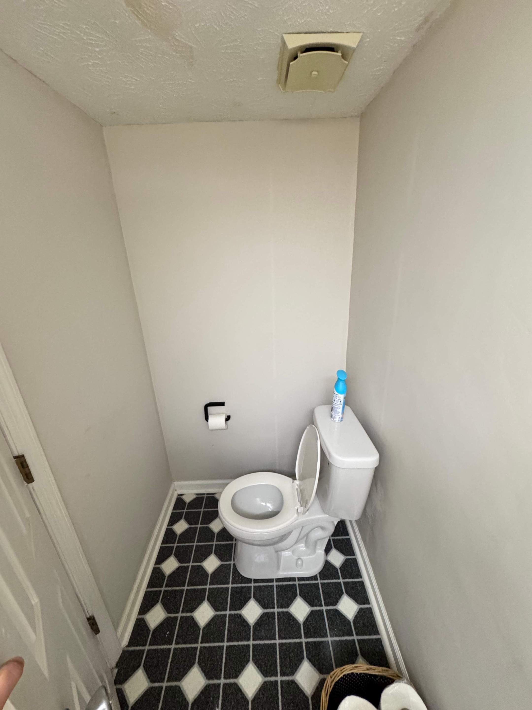 Half bathroom renovation by Prudencio