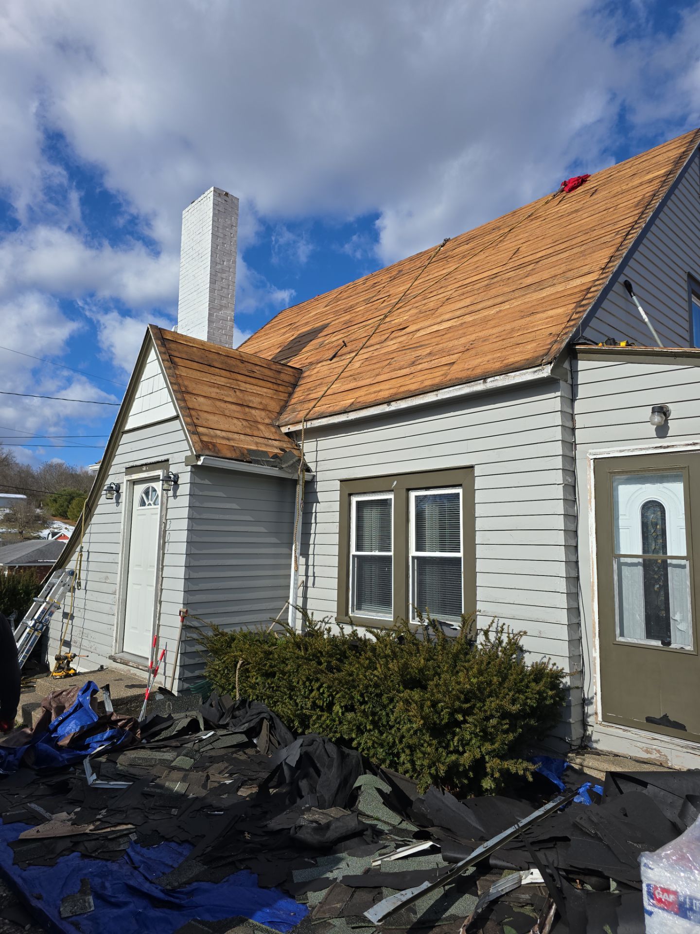Residential Roofing Installation using GAF Timberline HDZ Charcoal by Rainstoppers Roofing