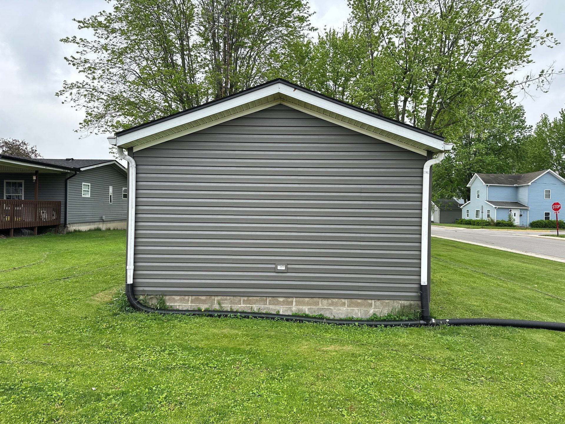 Roof and Siding Replacement using Norandex Cedar Knoll Graphite Siding and Owens Corning Durations in Onyx Black by WIW Enterprises Inc