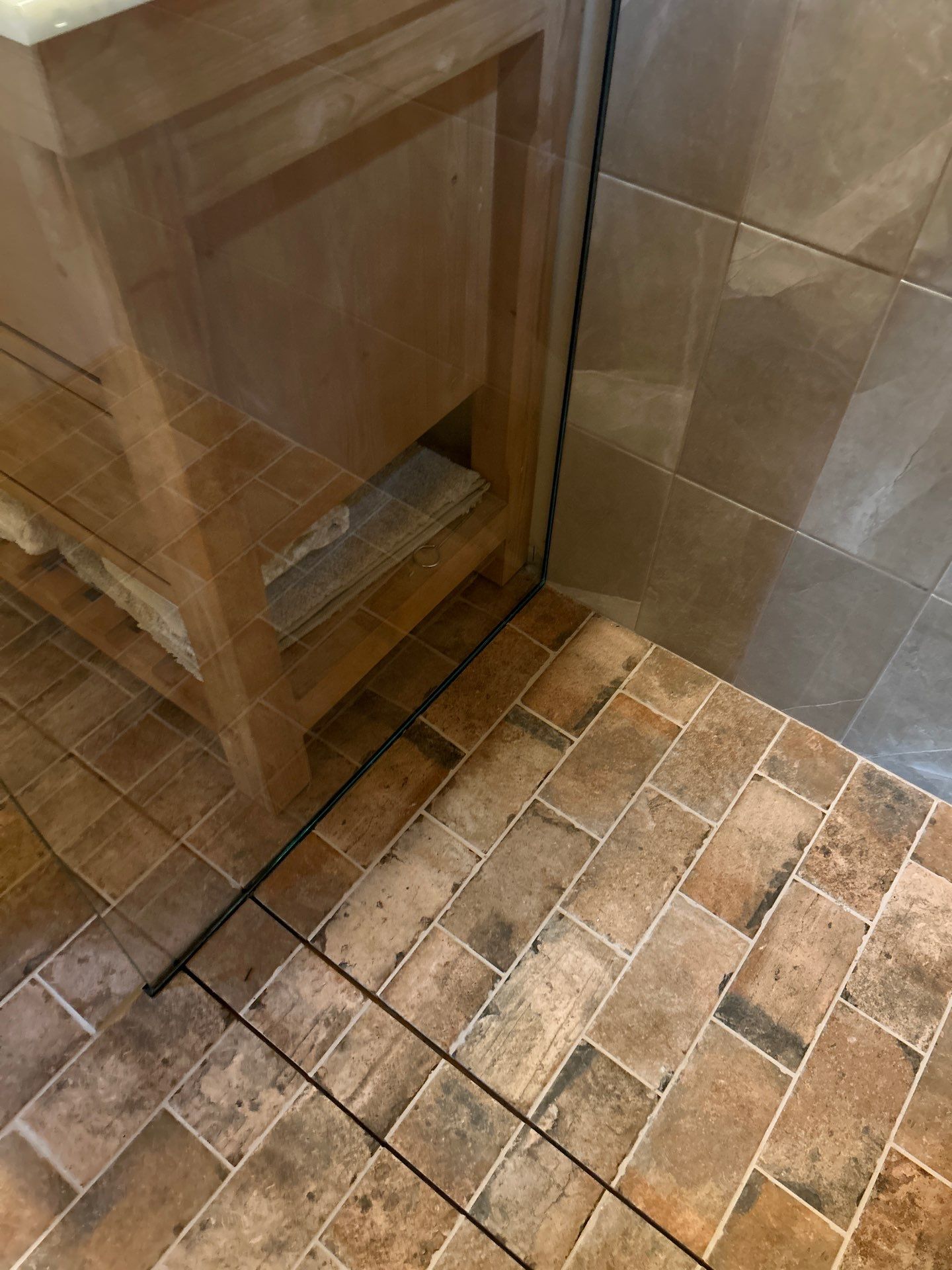 Spray Panel using Tempered Shower Glass by Cheshire Glass Company