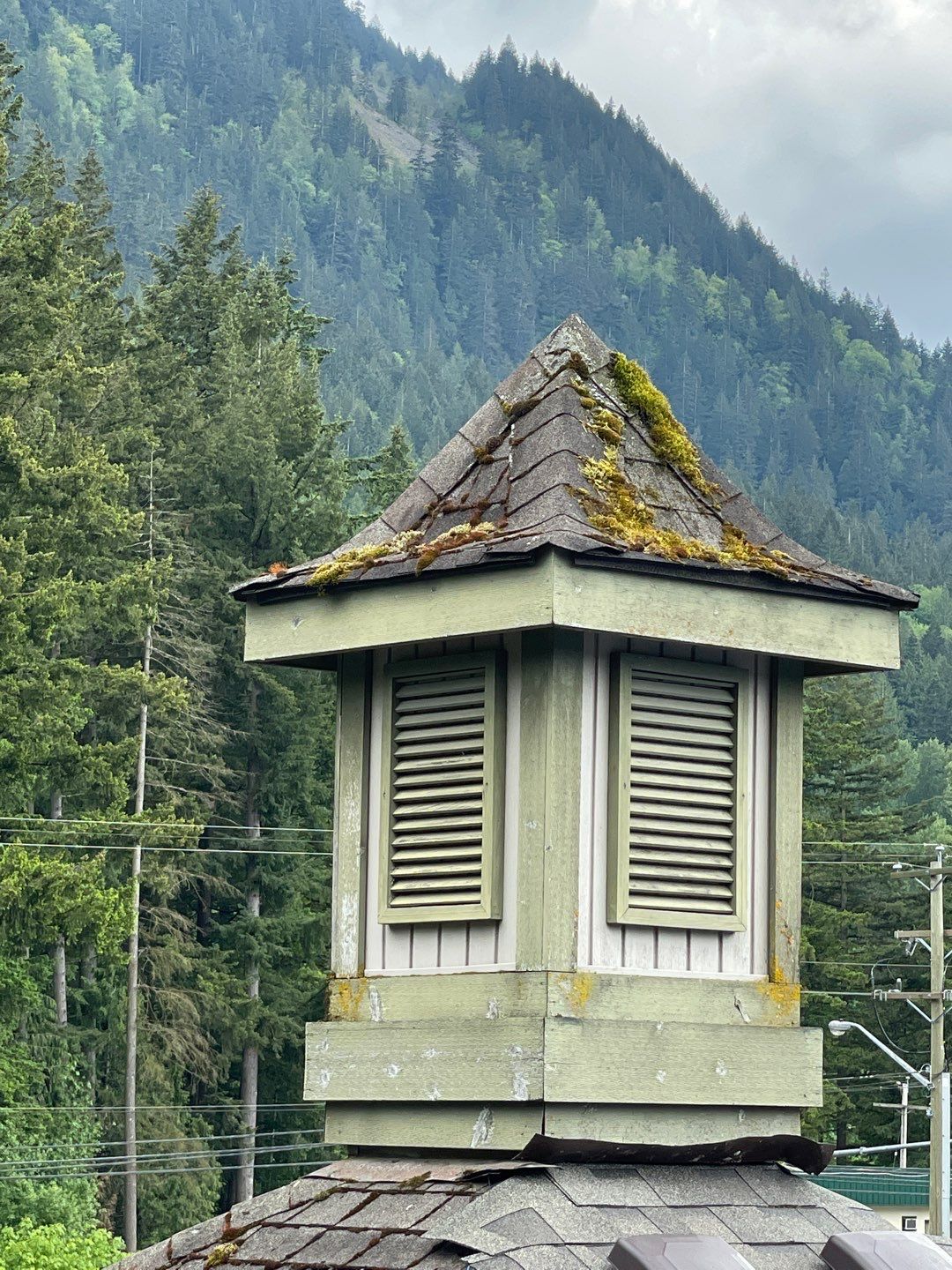 Residential ReRoofing Installation using OC Oakridge shingles by Top Notch Roofing Inc