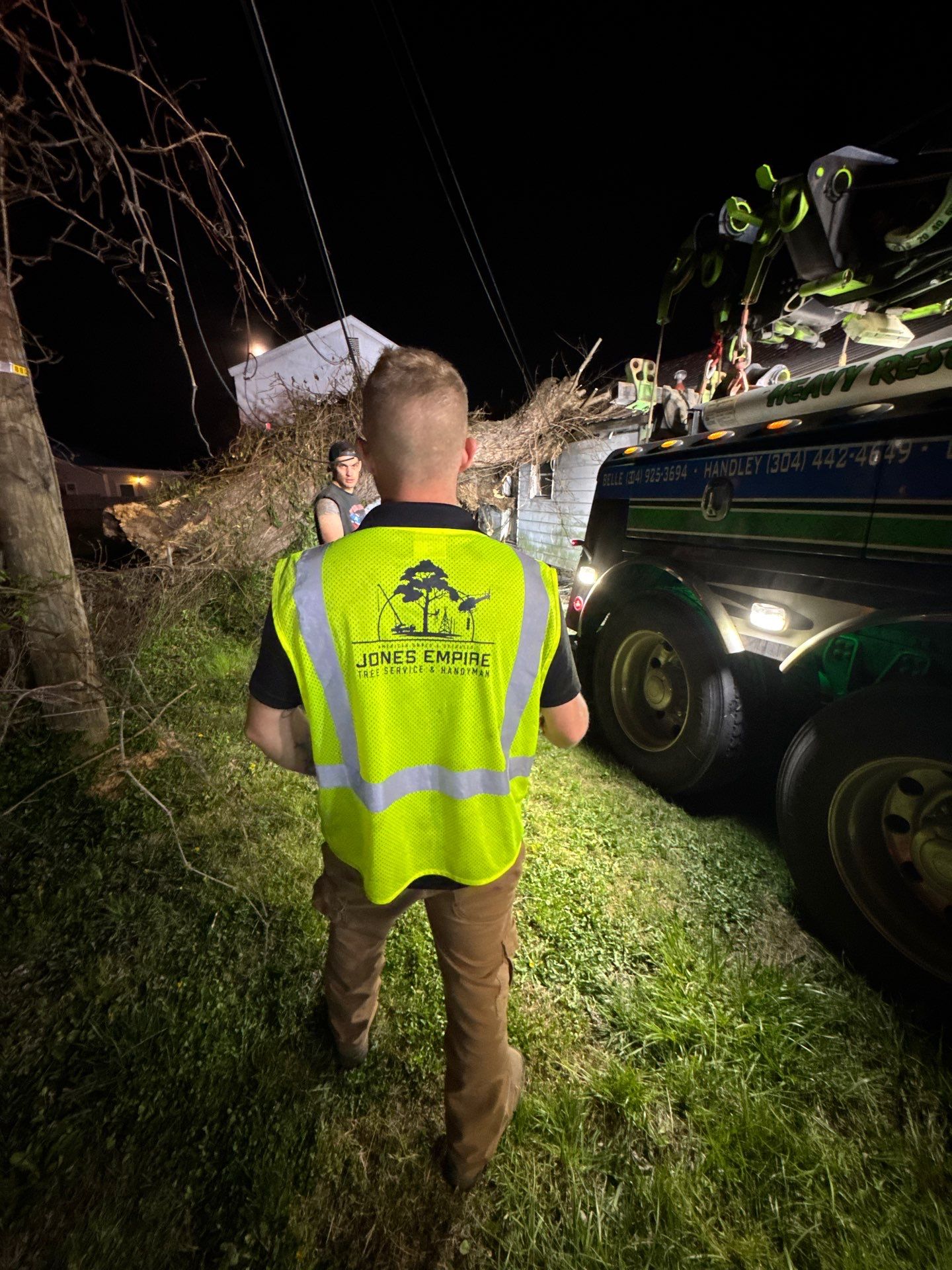 Project in Nitro, WV 	Rotator Crane Lifts Tree Off House | Nitro WV 	•	One Wrong Move Job | Rotator Crane Tree Removal 	•	Heavy Rescue Tree Job | Nitro WV 	•	Extreme Tree Removal Over Home | Nitro WV by Jones Empire LLC
