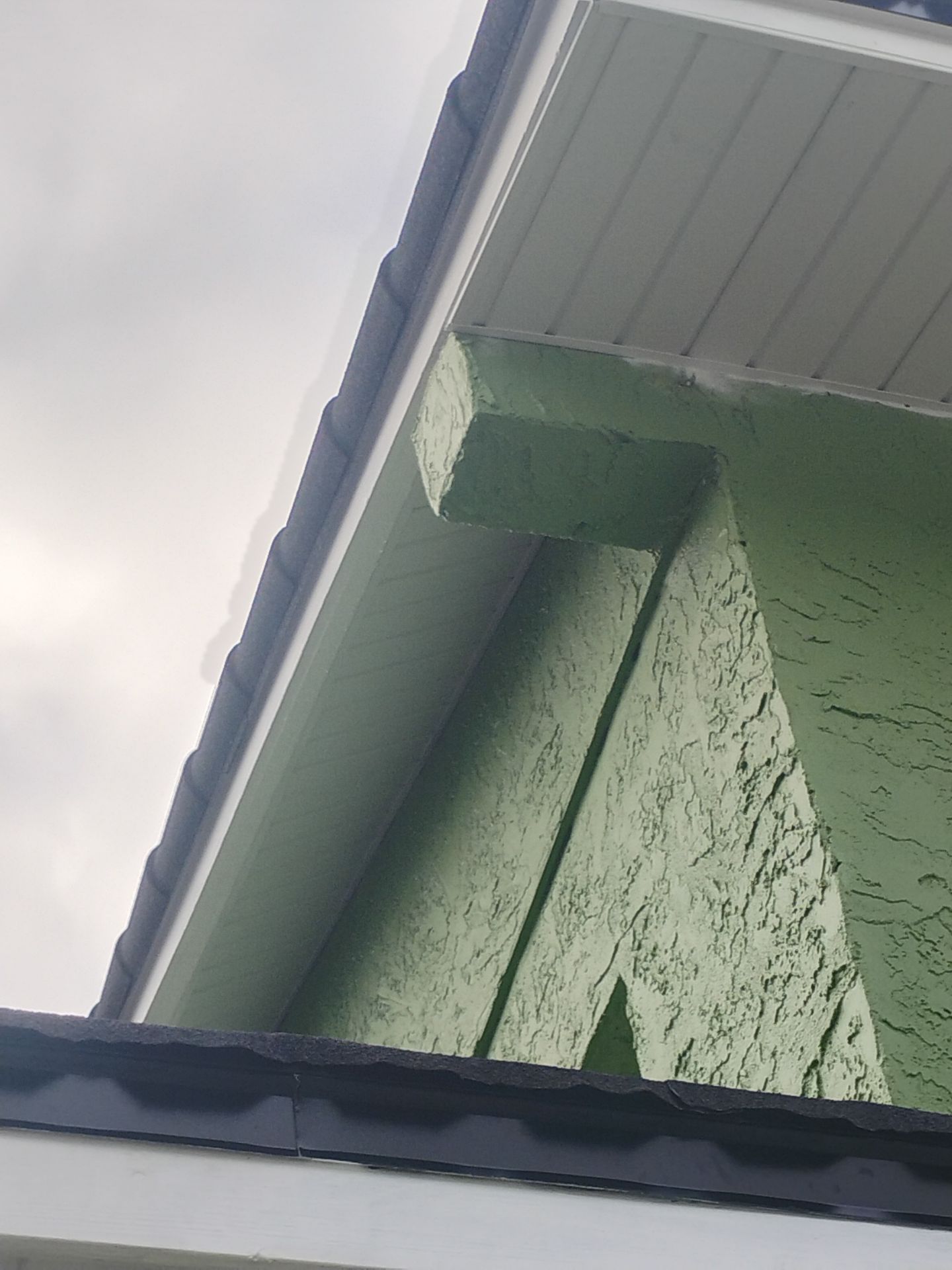 White Aluminum Soffit and Fascia in St.Petersburg FL by Gutter Professors