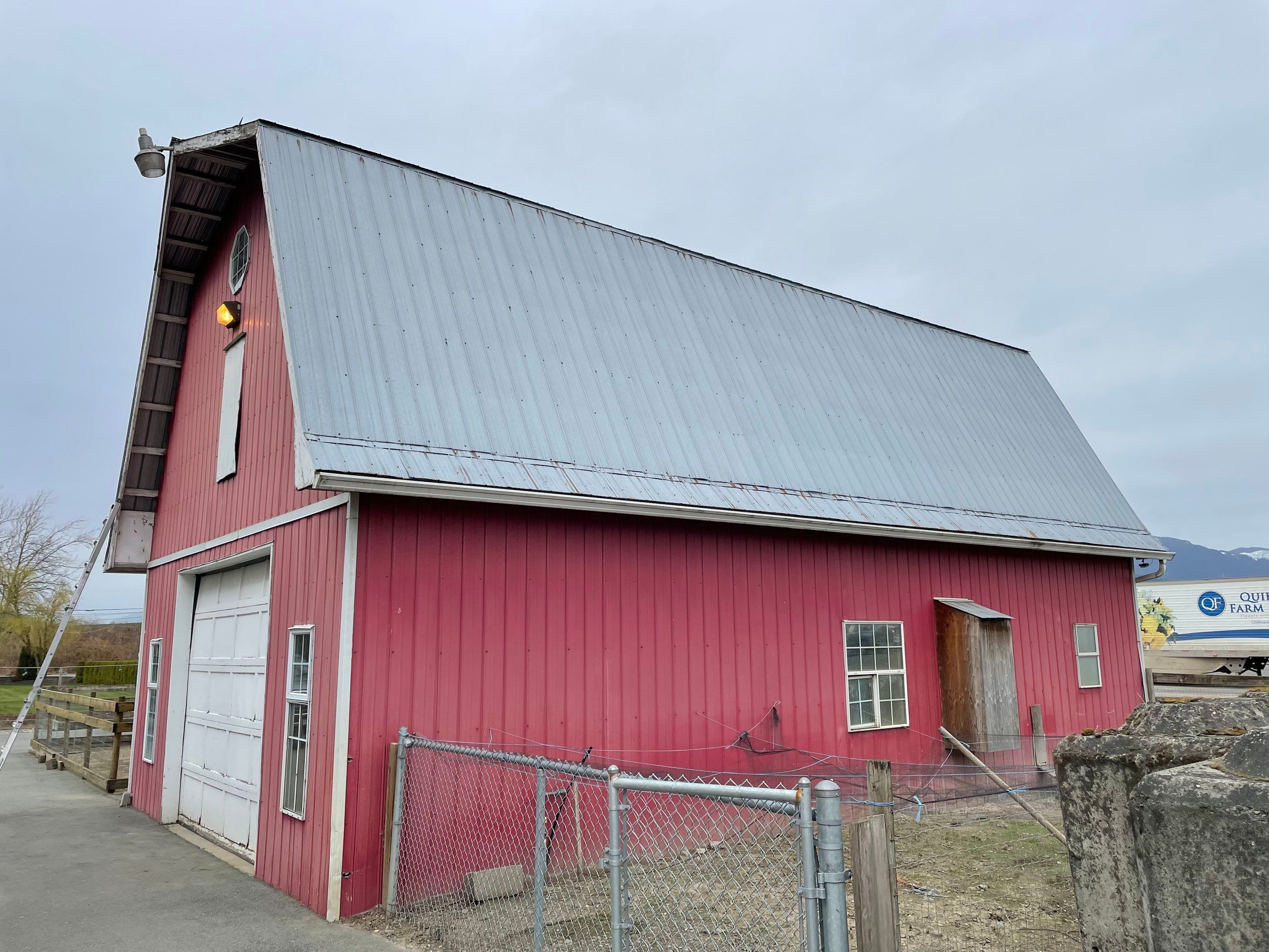 Residential Roofing Installation using OC Oakridge shingles by Top Notch Roofing Inc