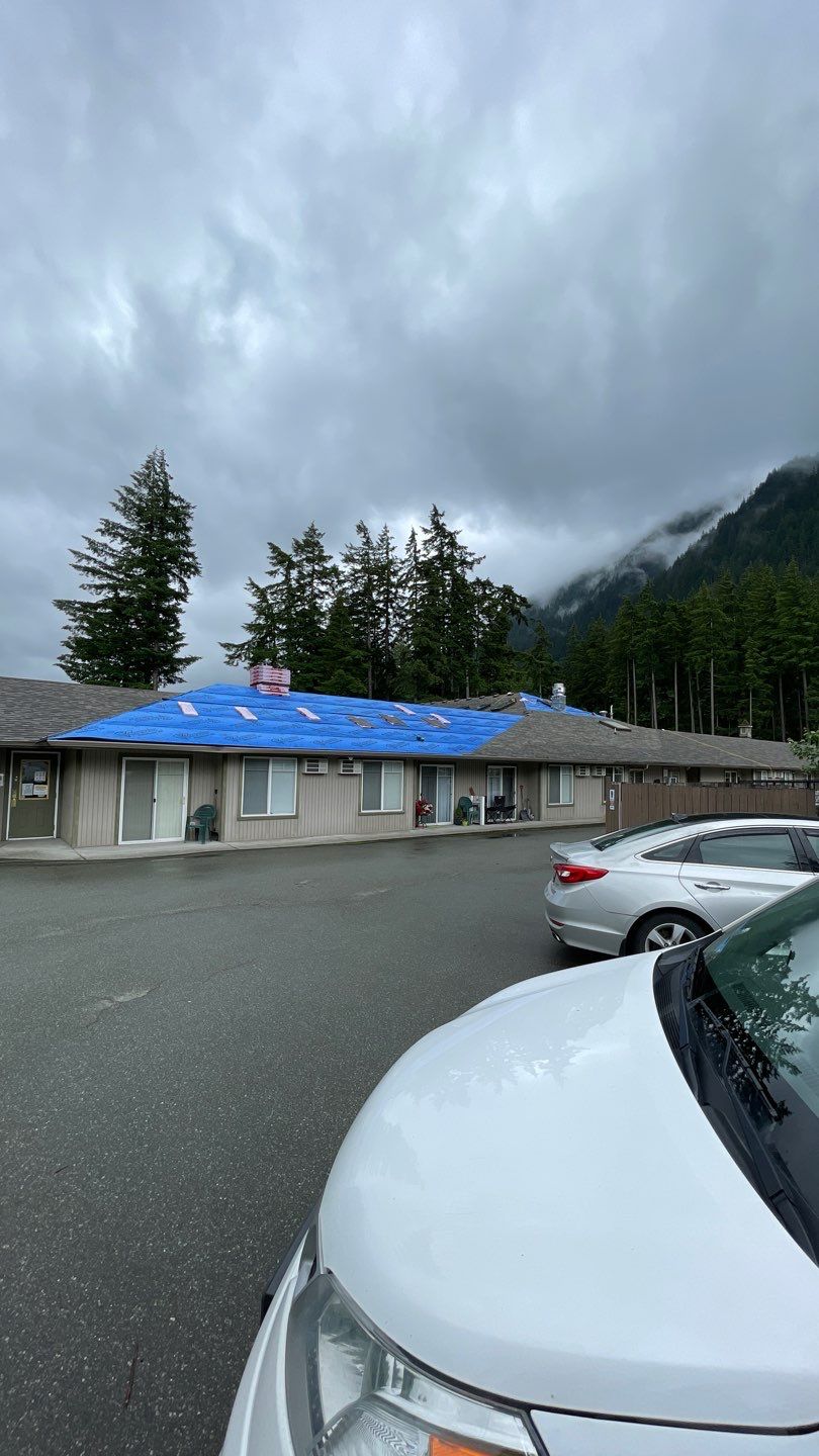 Residential ReRoofing Installation using OC Oakridge shingles by Top Notch Roofing Inc