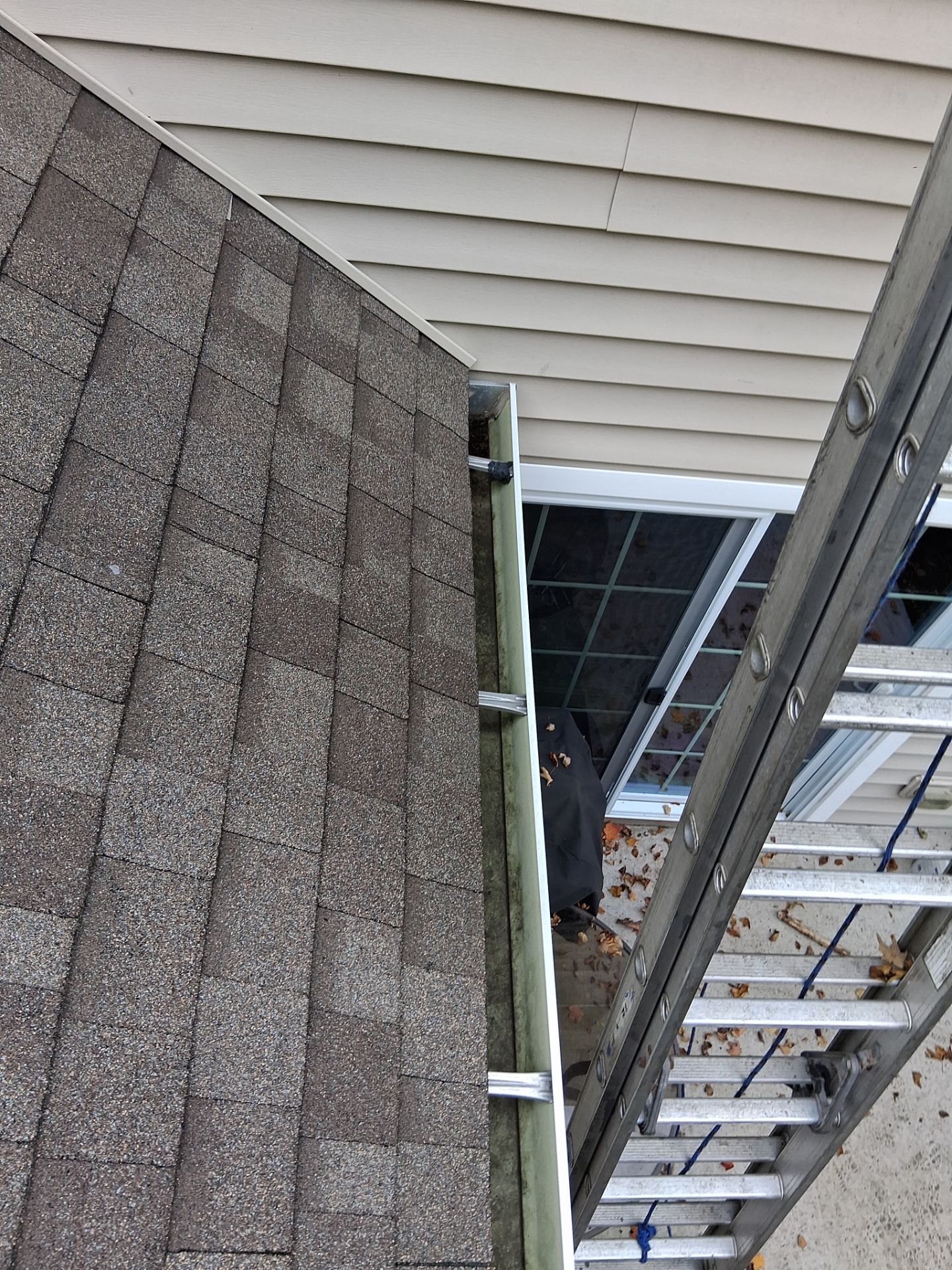 Commercial gutter cleaning Stamford & Norwalk after photo with clean gutters