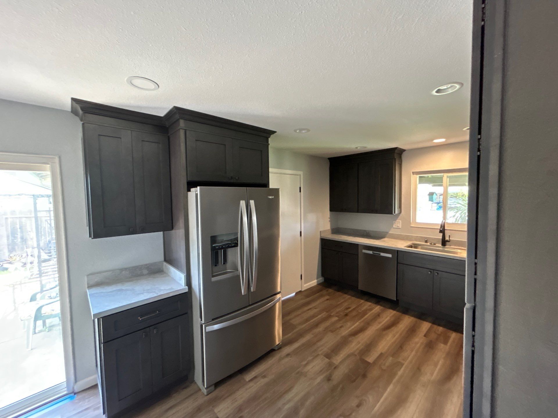 Modern Kitchen Remodel by H4H Remodeling and Repairs Inc.