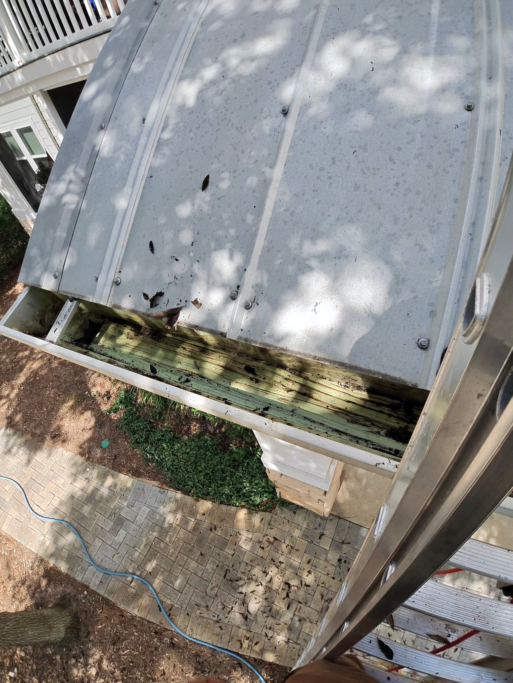 HOA gutter cleaning after photo.