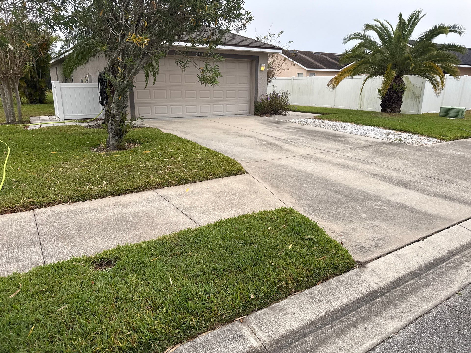 Vinyl Fence Cleaning, Driveway & Sidewalk Cleaning in Crystal Lakes – Palmetto, FL by Sunshine AquaWash