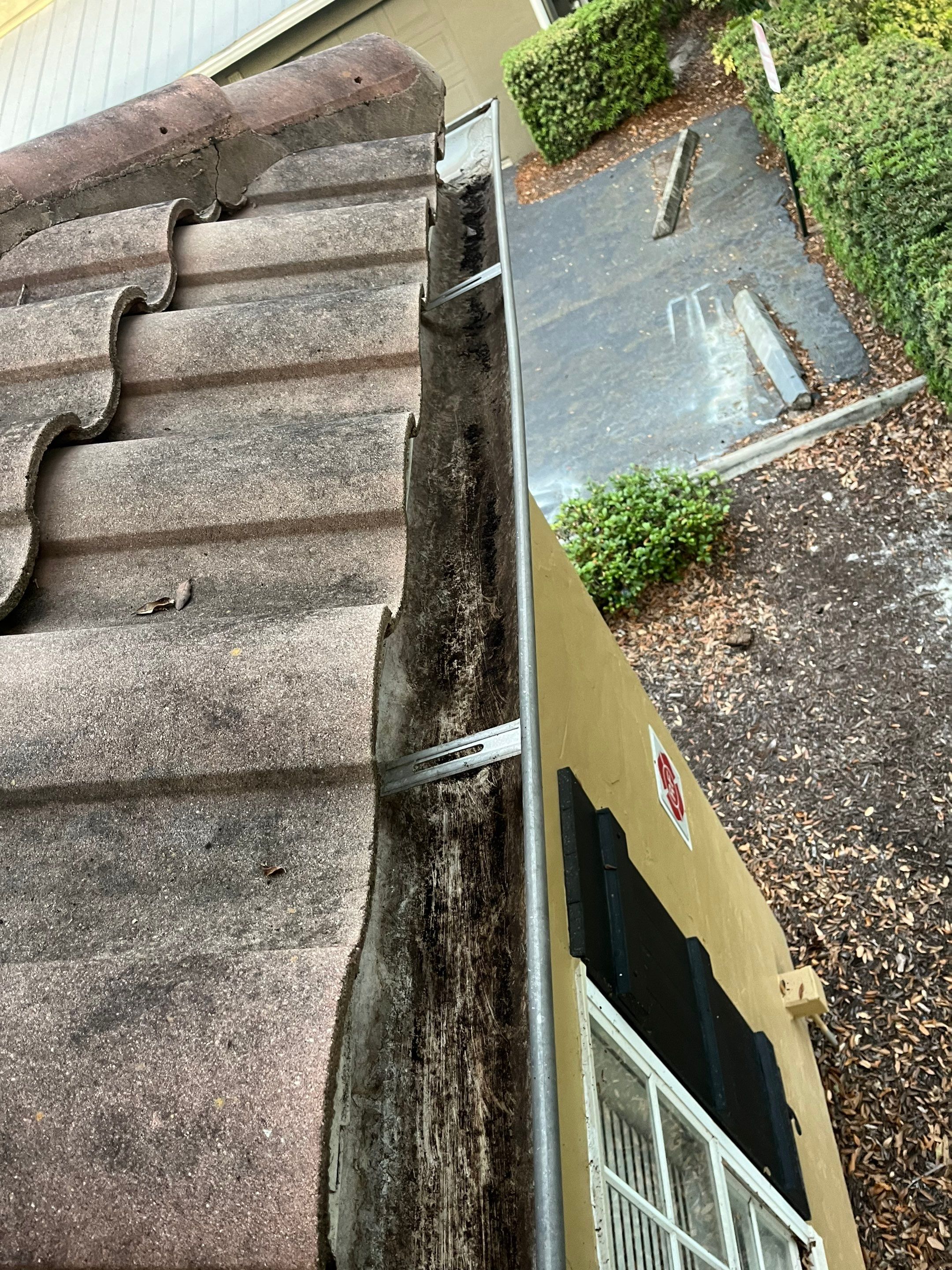 Commercial gutter cleaning Orlando, FL after photo with clean gutters