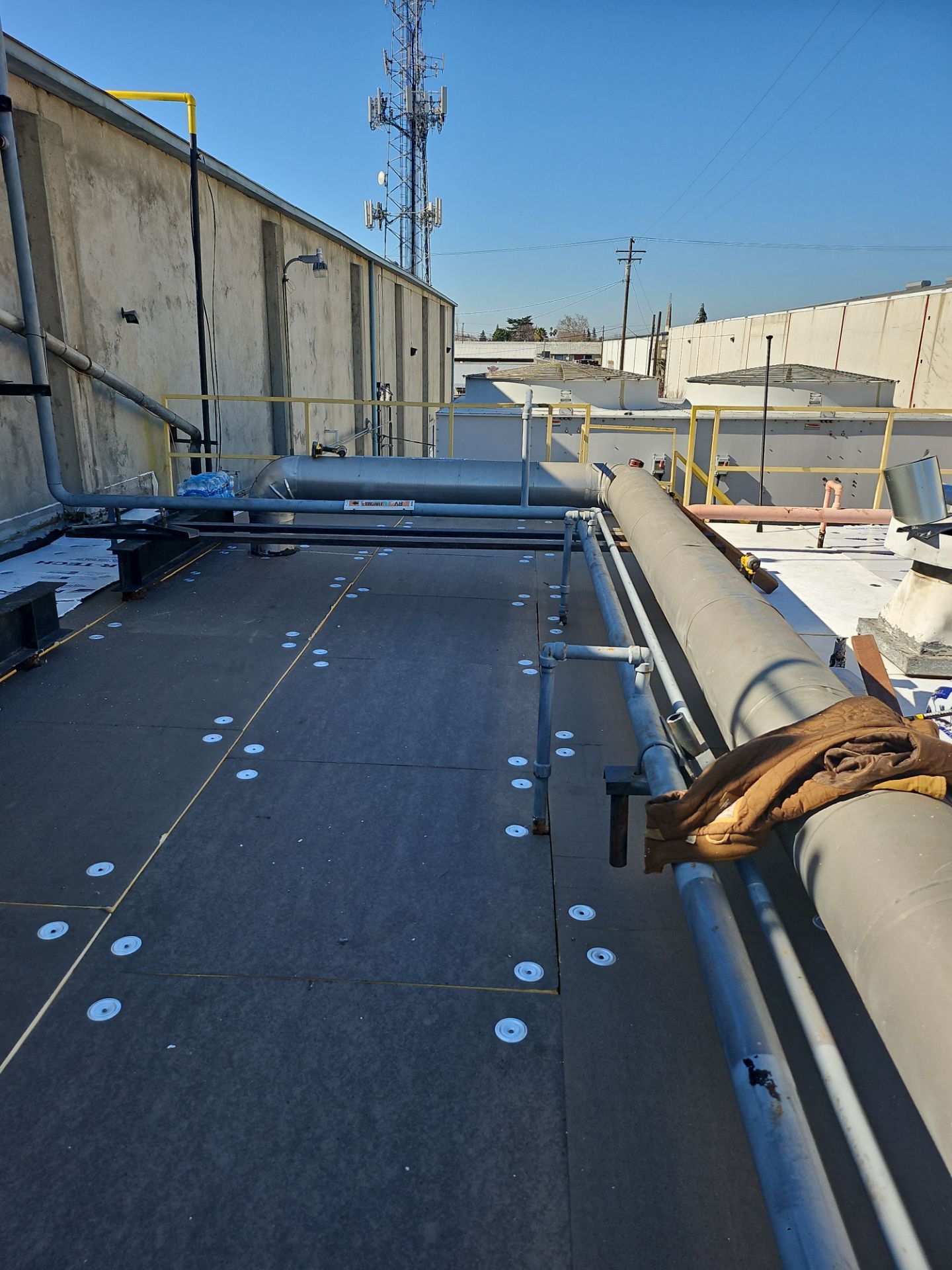 TPO single-ply roofing system using GAF Single-ply TPO 60 mil with 1.5 inch ISO board insulation by Straight Edge Roofing Inc