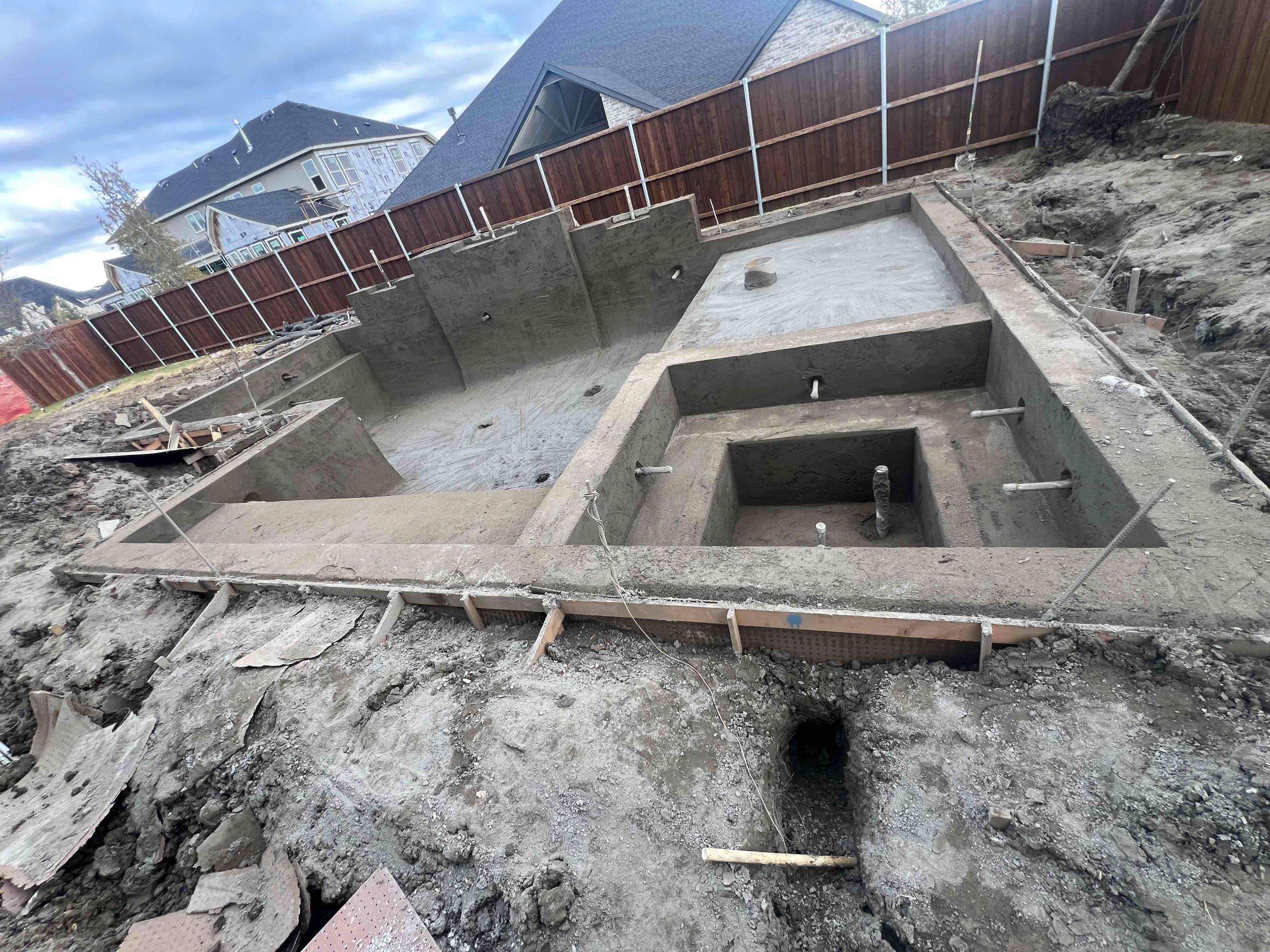 Pool with Large Sun Shelf and Spa by Pinnacle Pools and Spas - DFW