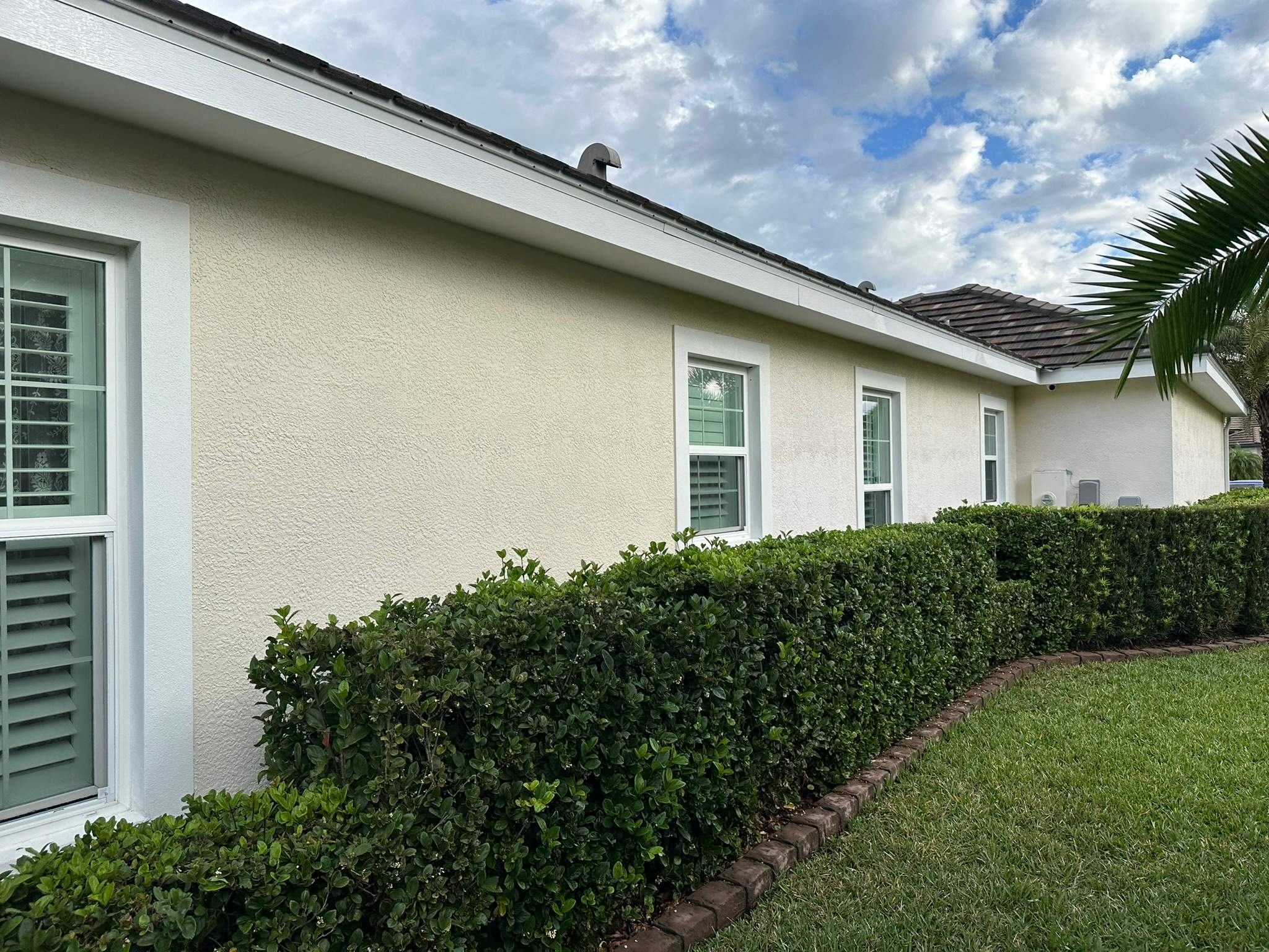 House Wash & Pool Screen Enclosure Cleaning in Winding River Community, Bradenton, FL | Sunshine AquaWash by Sunshine AquaWash