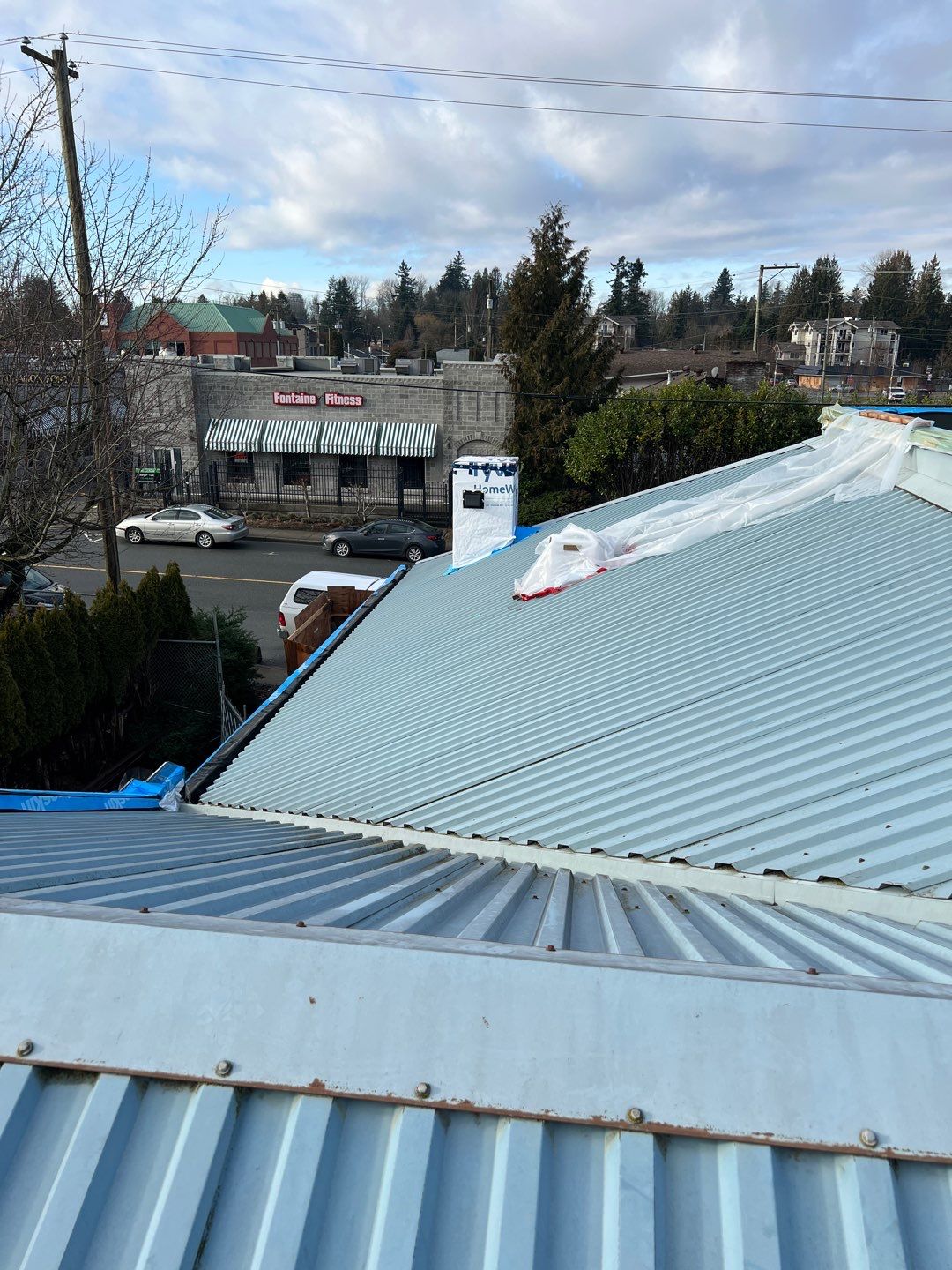 Commercial Roofing Installation using 12" Prolok metal and hidden gutters! by Top Notch Roofing Inc