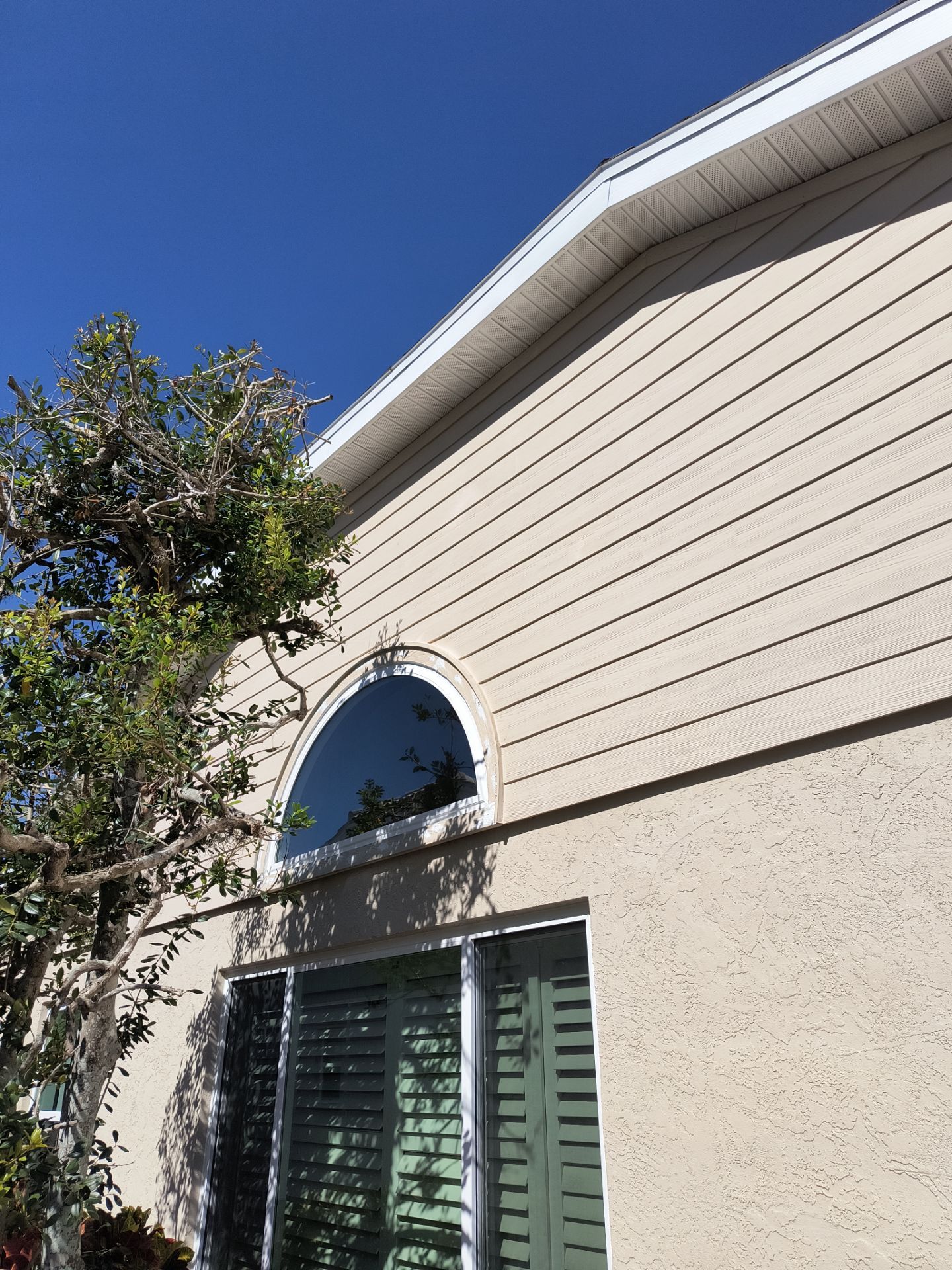 White Seamless Gutters using 6 Inch Seamless Gutters in Sarasota FL by Gutter Professors