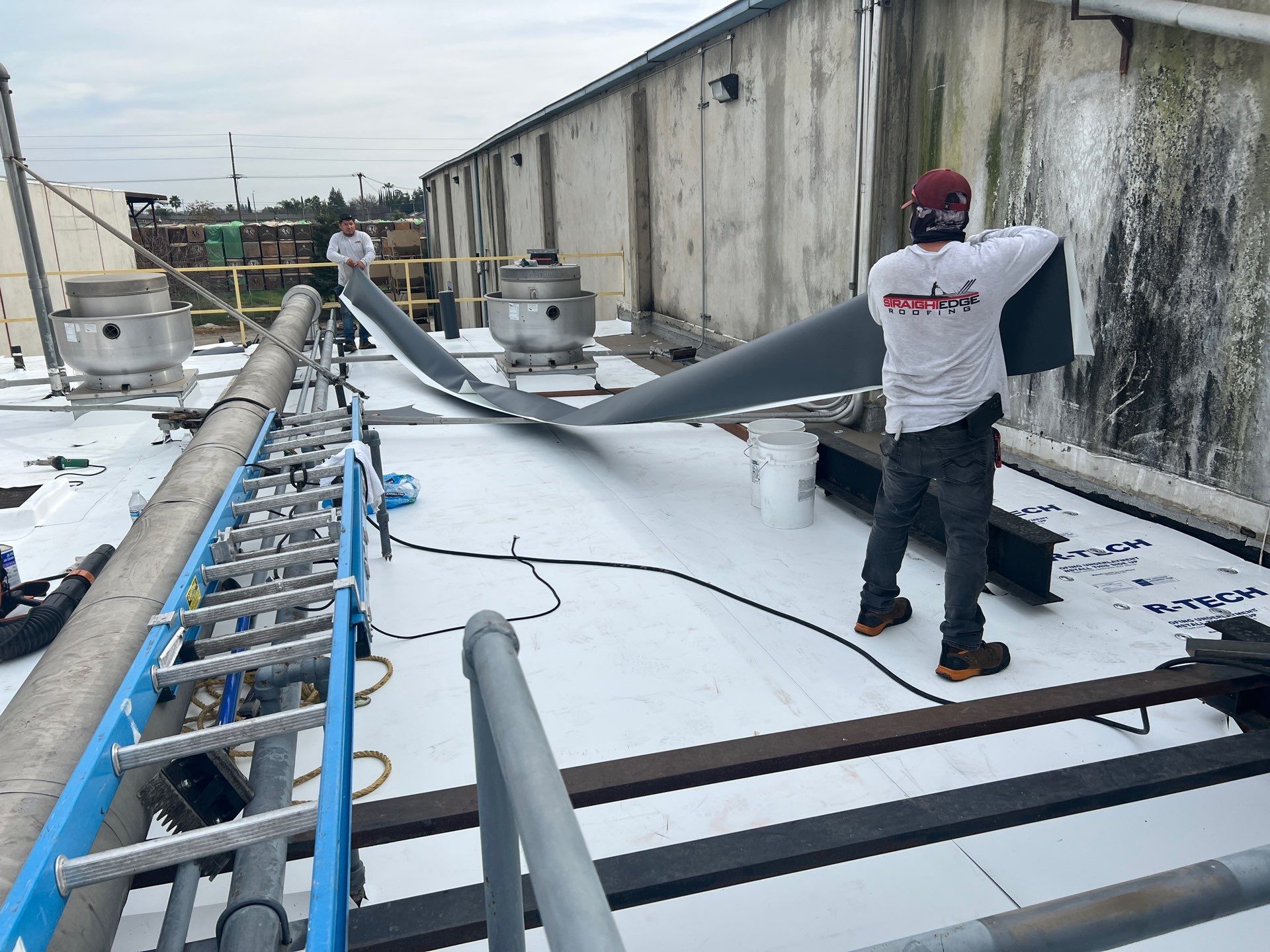 TPO single-ply roofing system using GAF Single-ply TPO 60 mil with 1.5 inch ISO board insulation by Straight Edge Roofing Inc