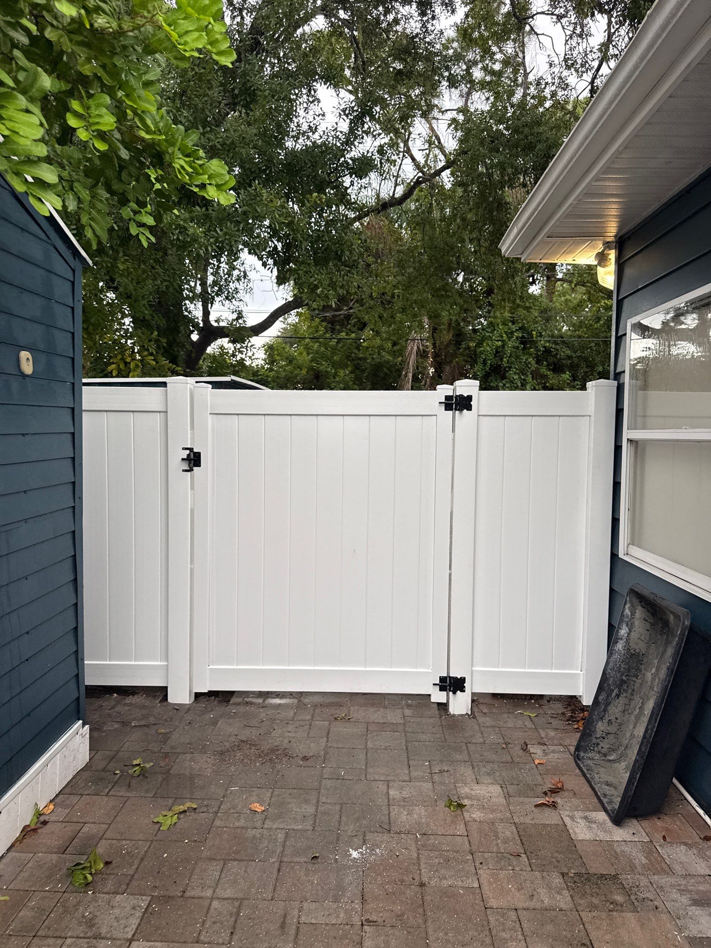 White Vinyl Privacy Fence and Backyard Enclosure in Sarasota by True Fence LLC