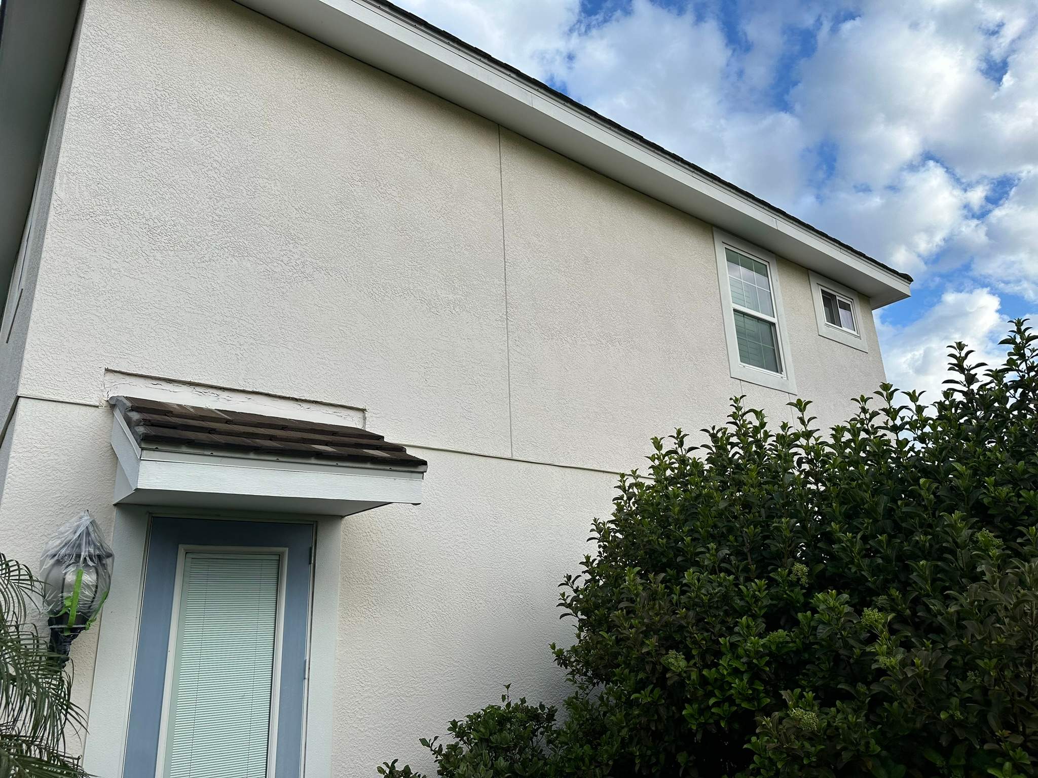 House Wash & Pool Screen Enclosure Cleaning in Winding River Community, Bradenton, FL | Sunshine AquaWash by Sunshine AquaWash