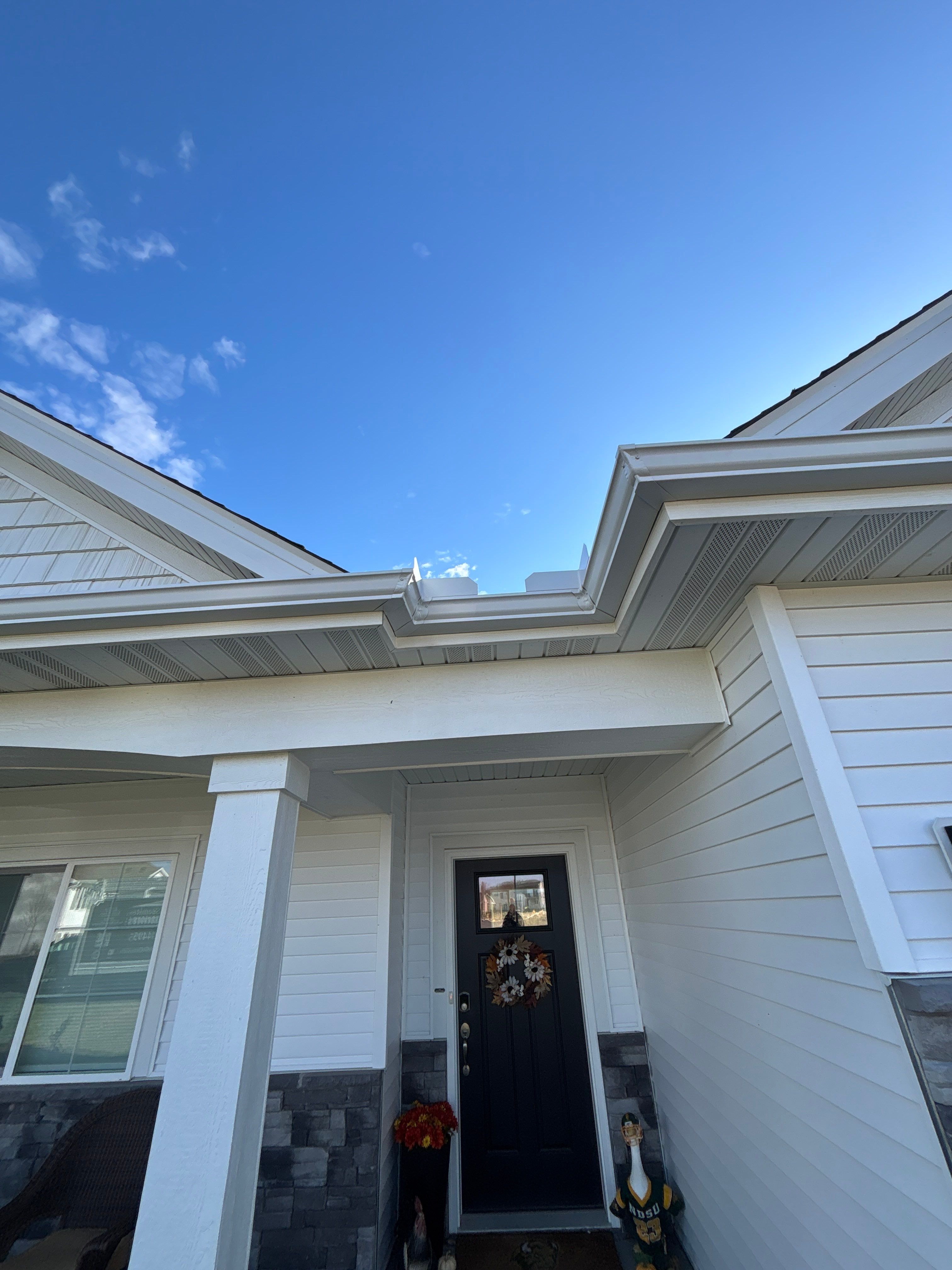 5-Inch White Seamless Gutter Installation – Buffalo, MN by Next Level Seamless Gutters / Exteriors Inc.