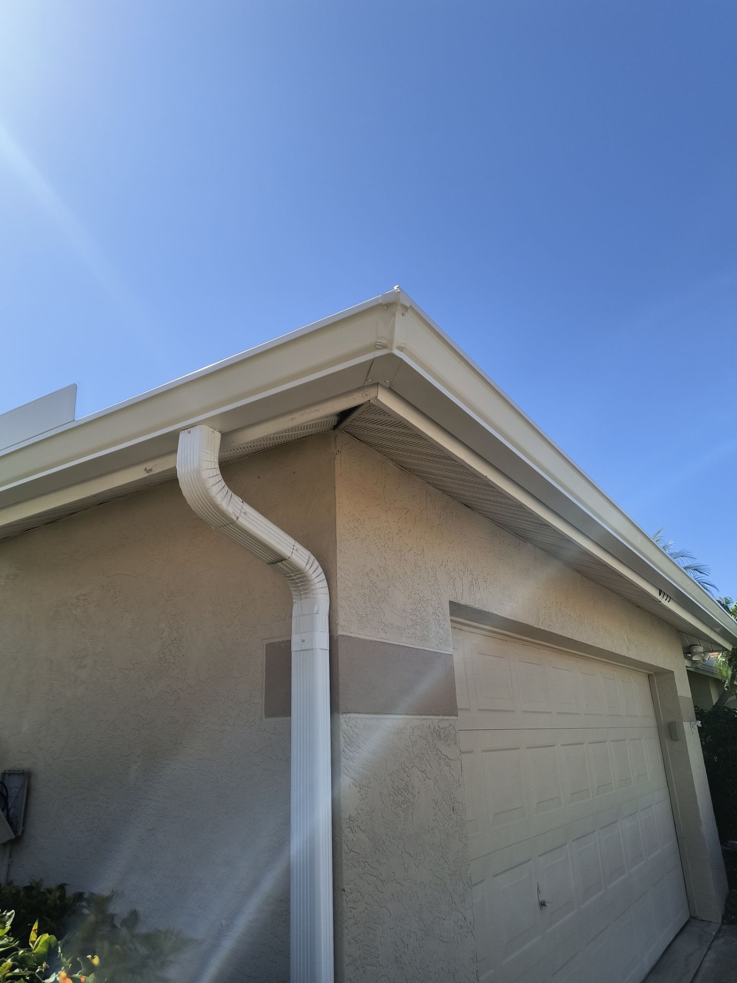 White Seamless Gutters using 6 Inch Seamless Gutters in Sarasota FL by Gutter Professors
