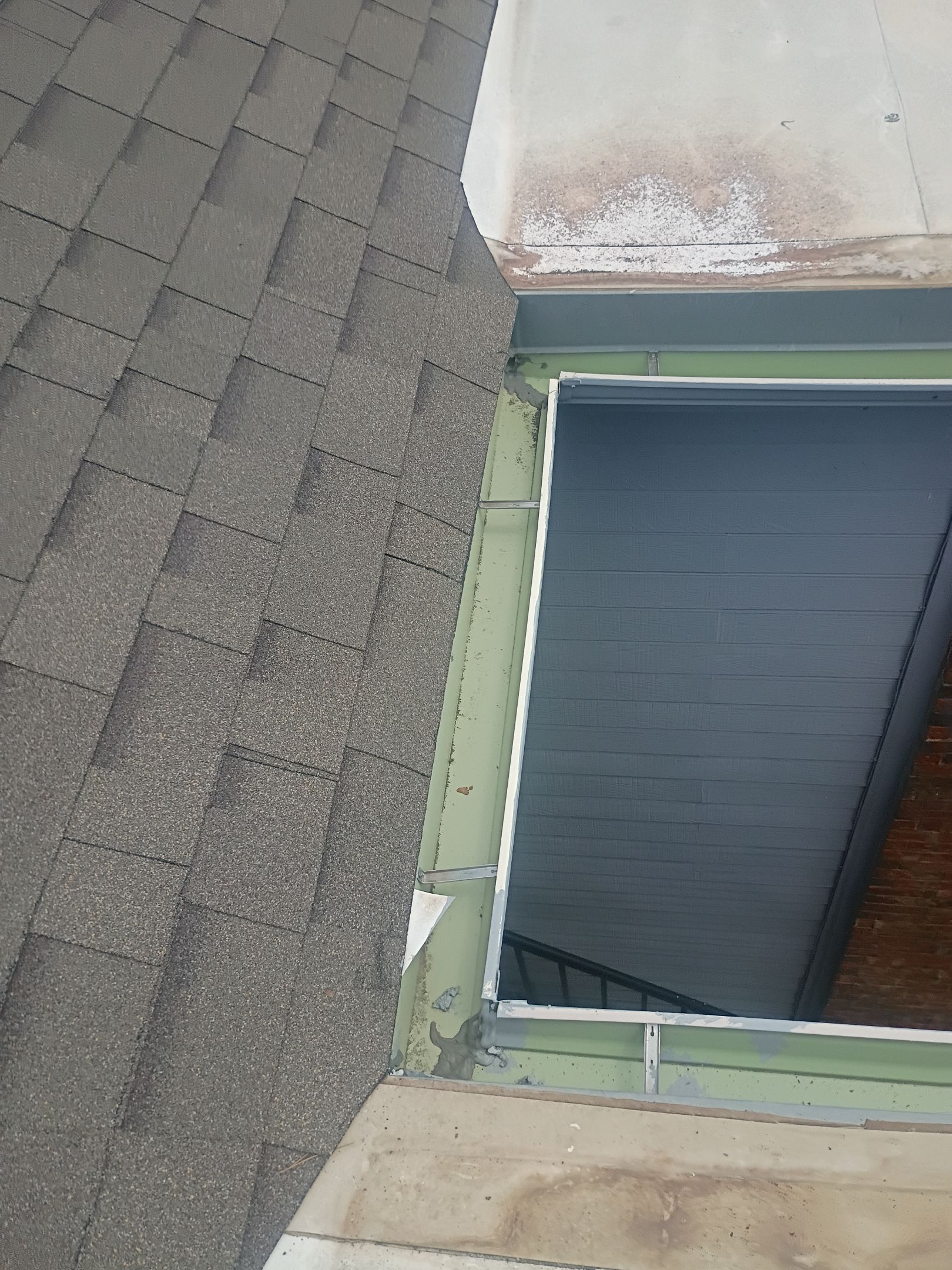 HOA gutter cleaning after photo.