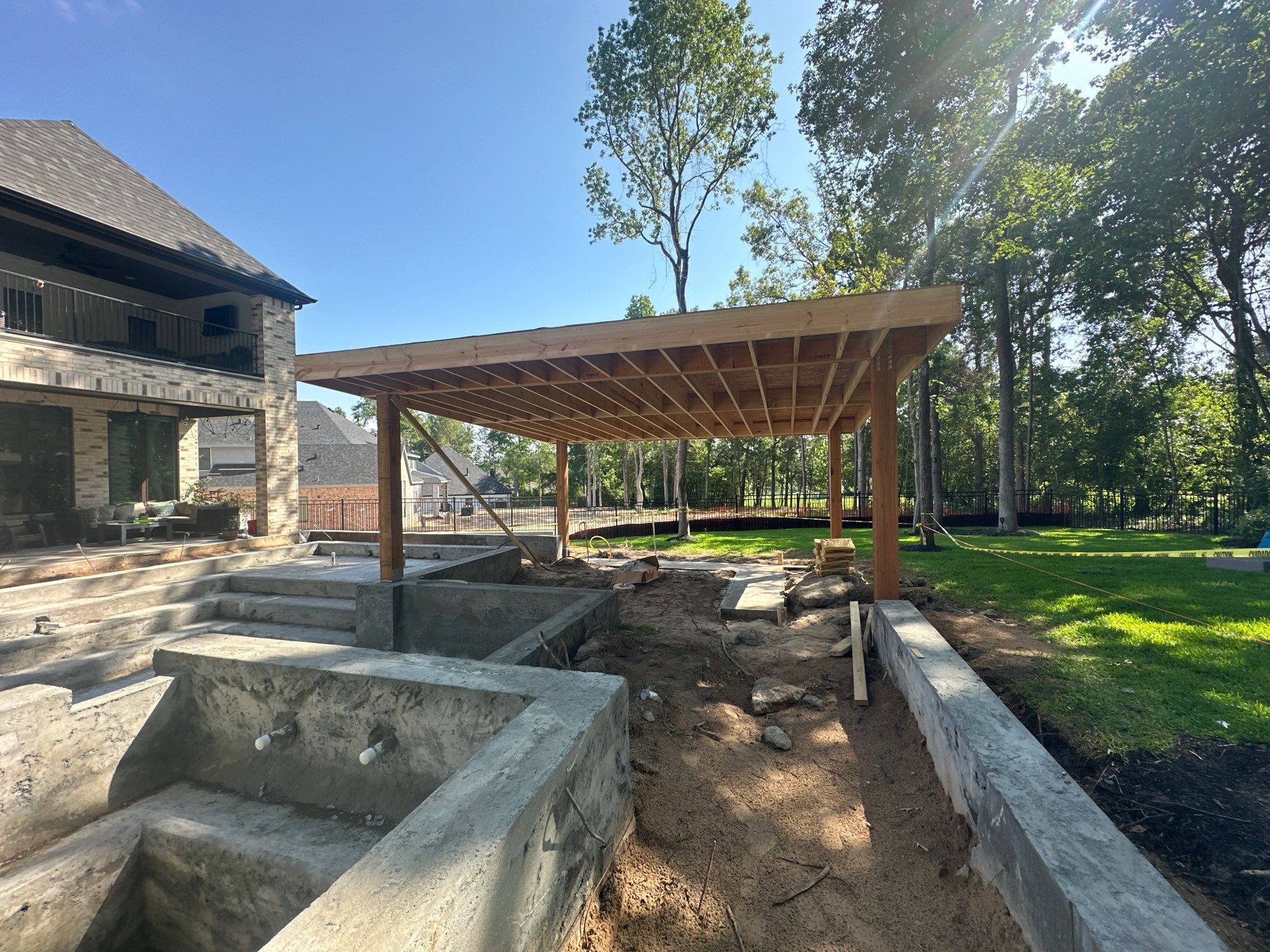 Modern Patio Cover and Kitchen in Montgomery by SophAlx LLC