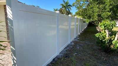 Bradenton, FL 6ft. Tall White Vinyl Privacy Fence