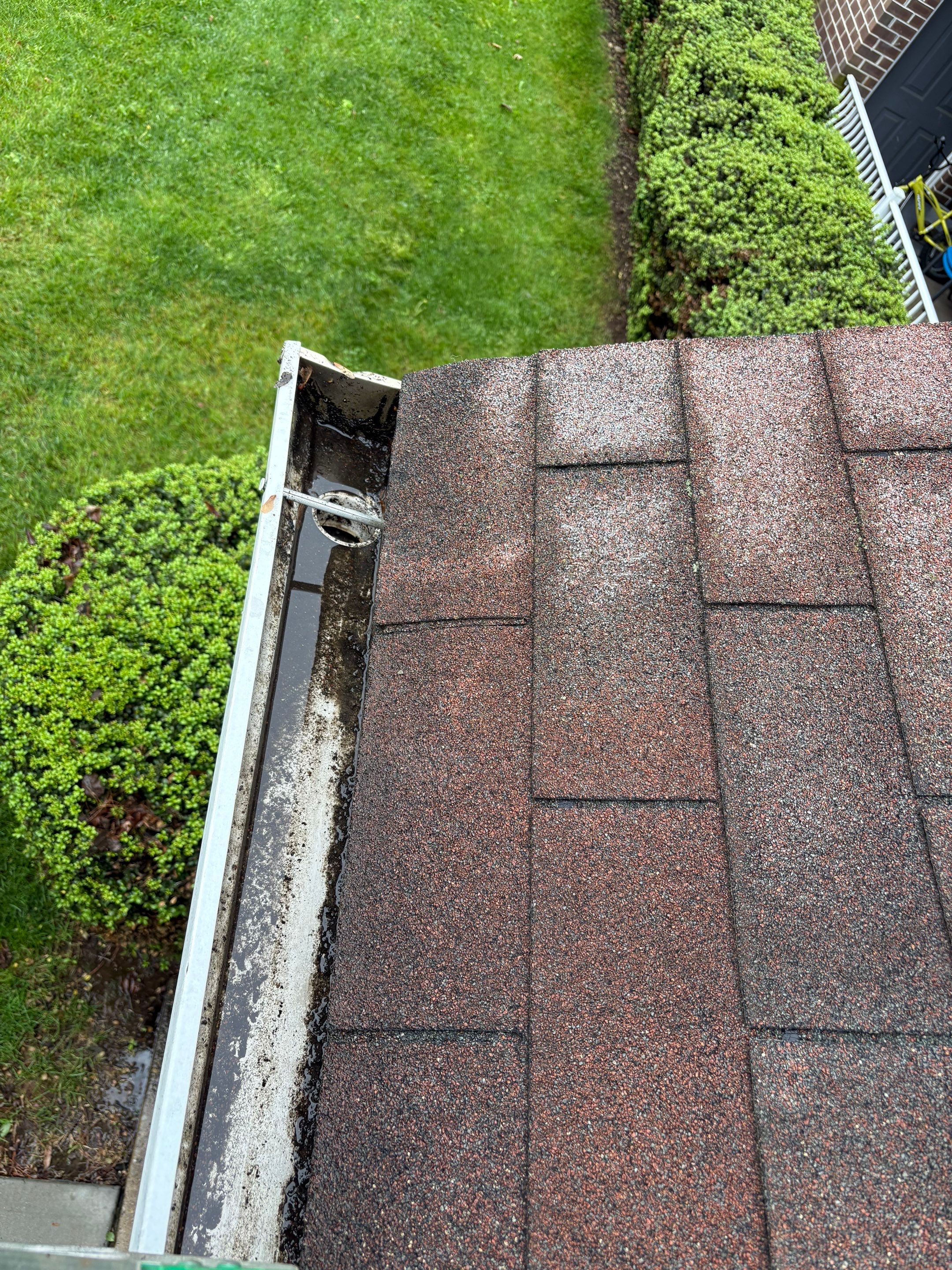 Commercial gutter cleaning Georgia after photo with clean gutters