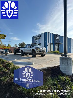 COMMERCIAL LAWN MAINTENANCE: HEDGE TRIM / BED CLEAN / MULCH INSTALL using BROWN MULCH "BARK BRITE"