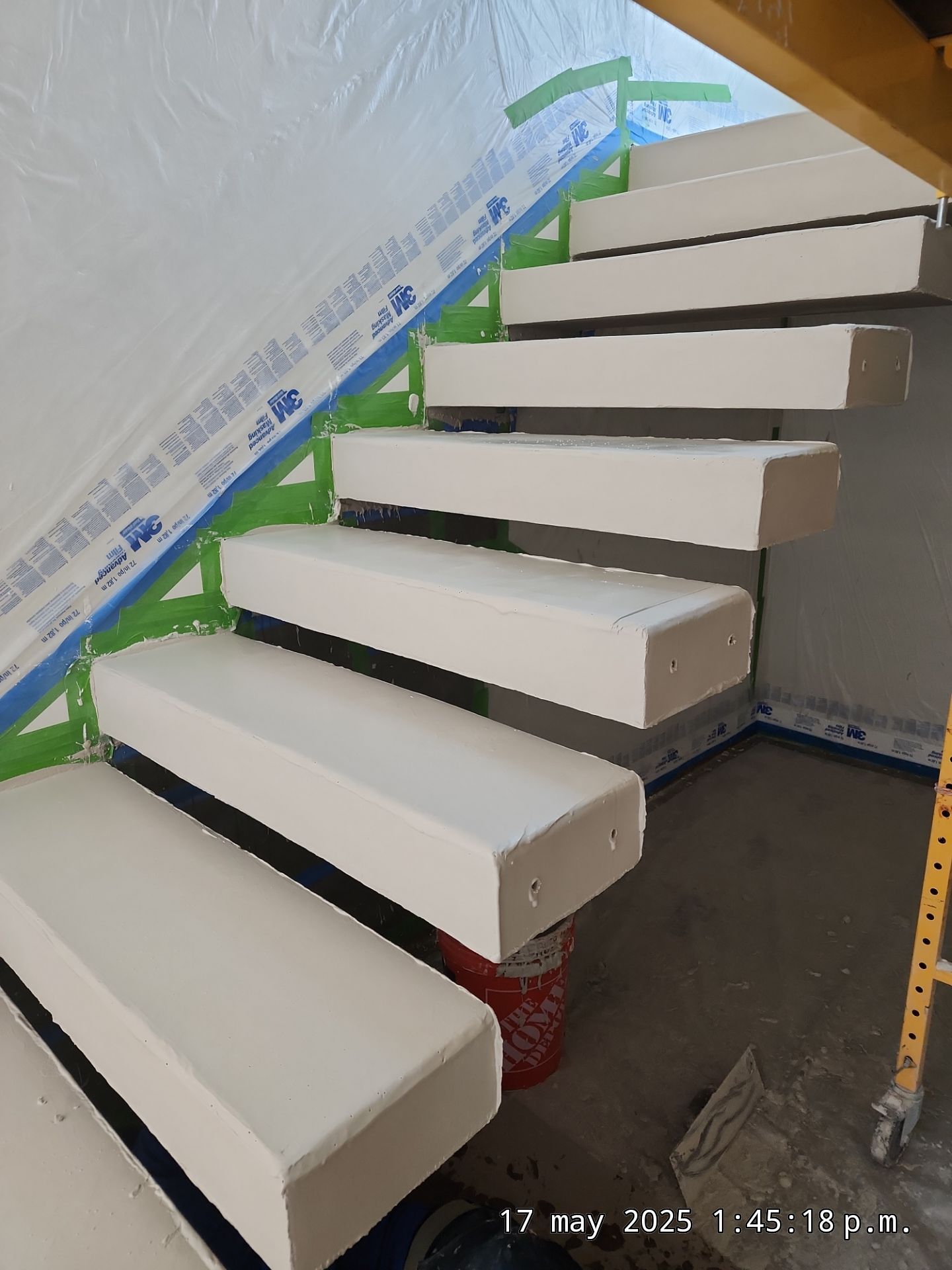 Microtopping over Steps by Seamless Surfaces
