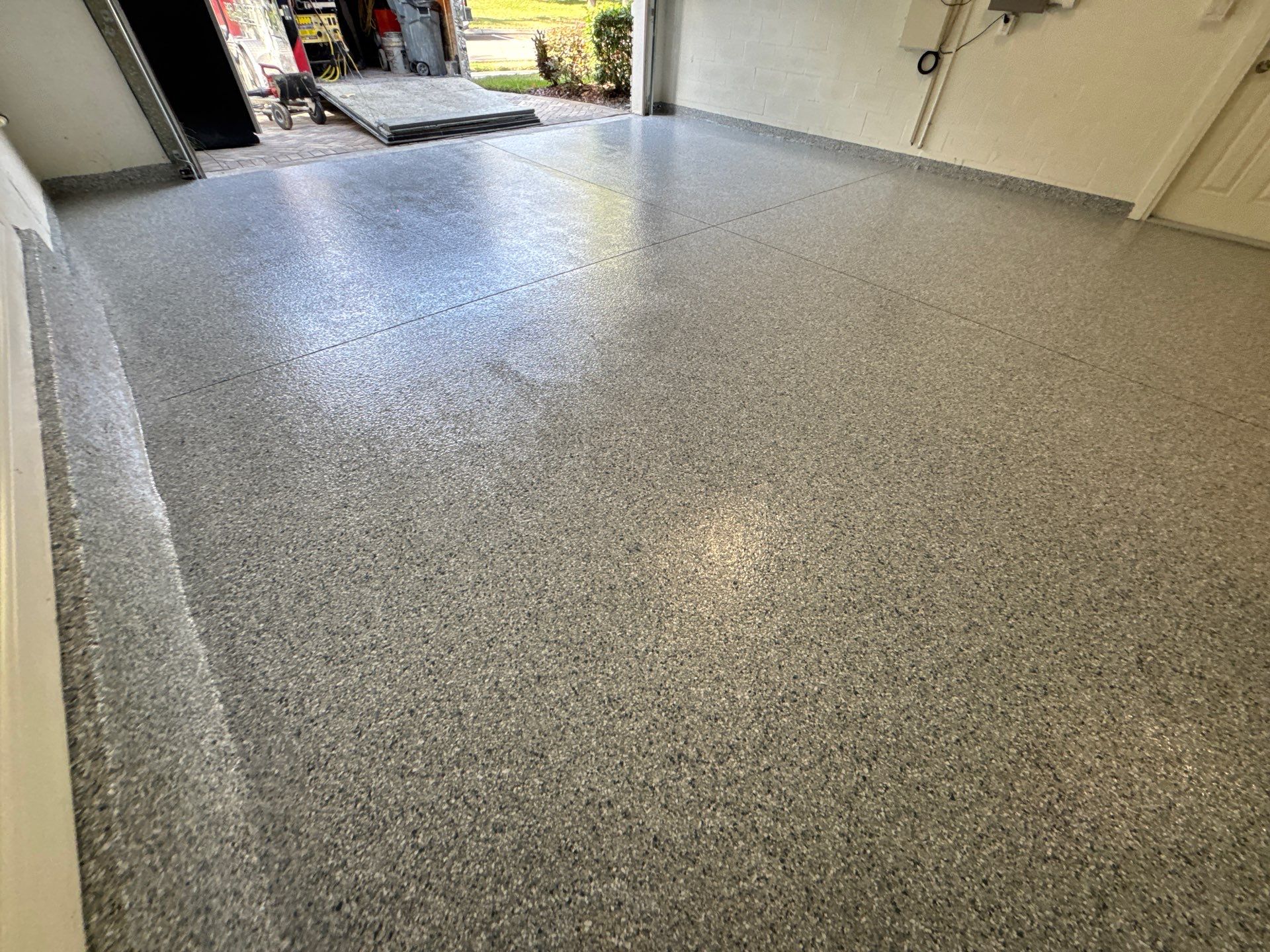 Tidal Wave Flake with Custom Seamless Stem Walls by Performance Floors & Coating