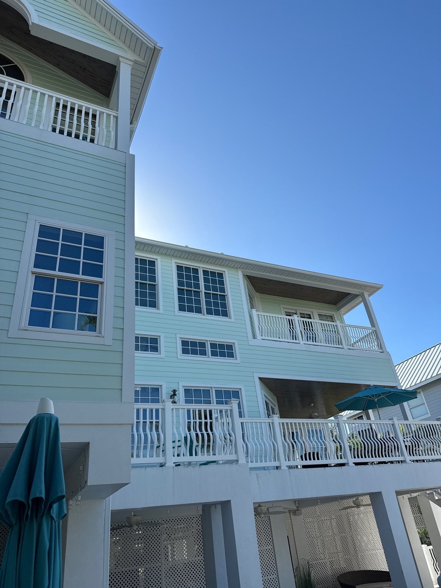 White K Style Seamless Gutters using 6 Inch Seamless Gutters in Siesta Key FL by Gutter Professors