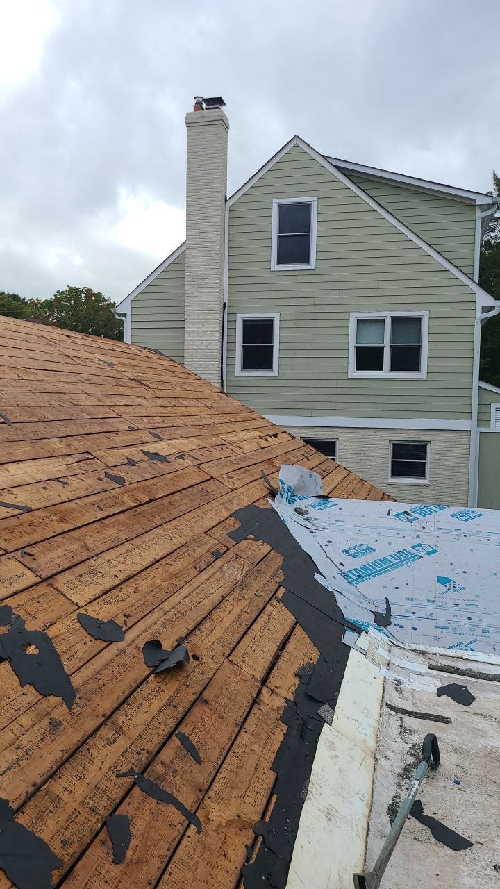 Arlington: CertainTeed Landmark Designer Shingles in Colonial Slate by RM Banning, Inc.