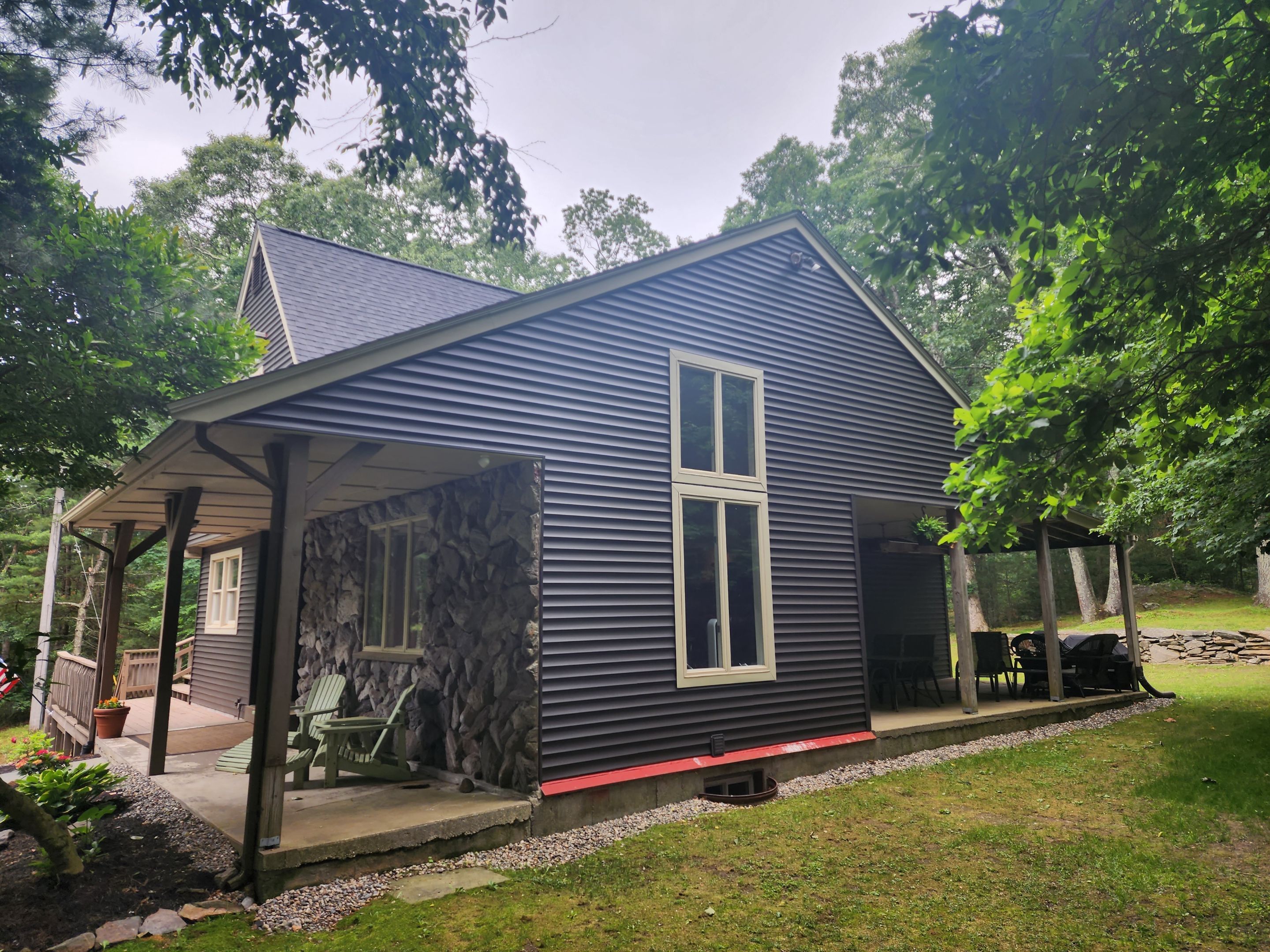 Vinyl siding with beige trim in Upton, MA by UBrothers Construction