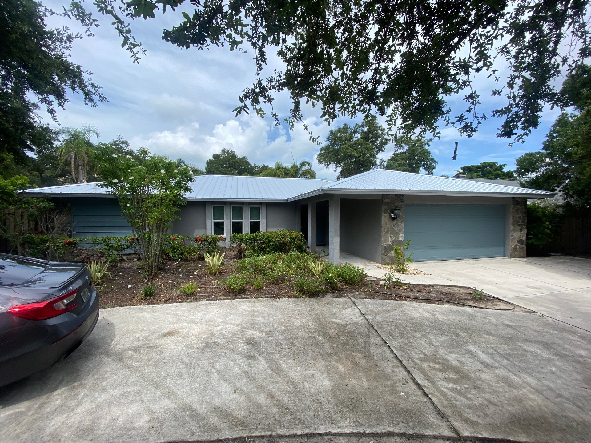 Aluminum Seamless Gutters using White Seamless Gutters in Sarasota FL by Gutter Professors