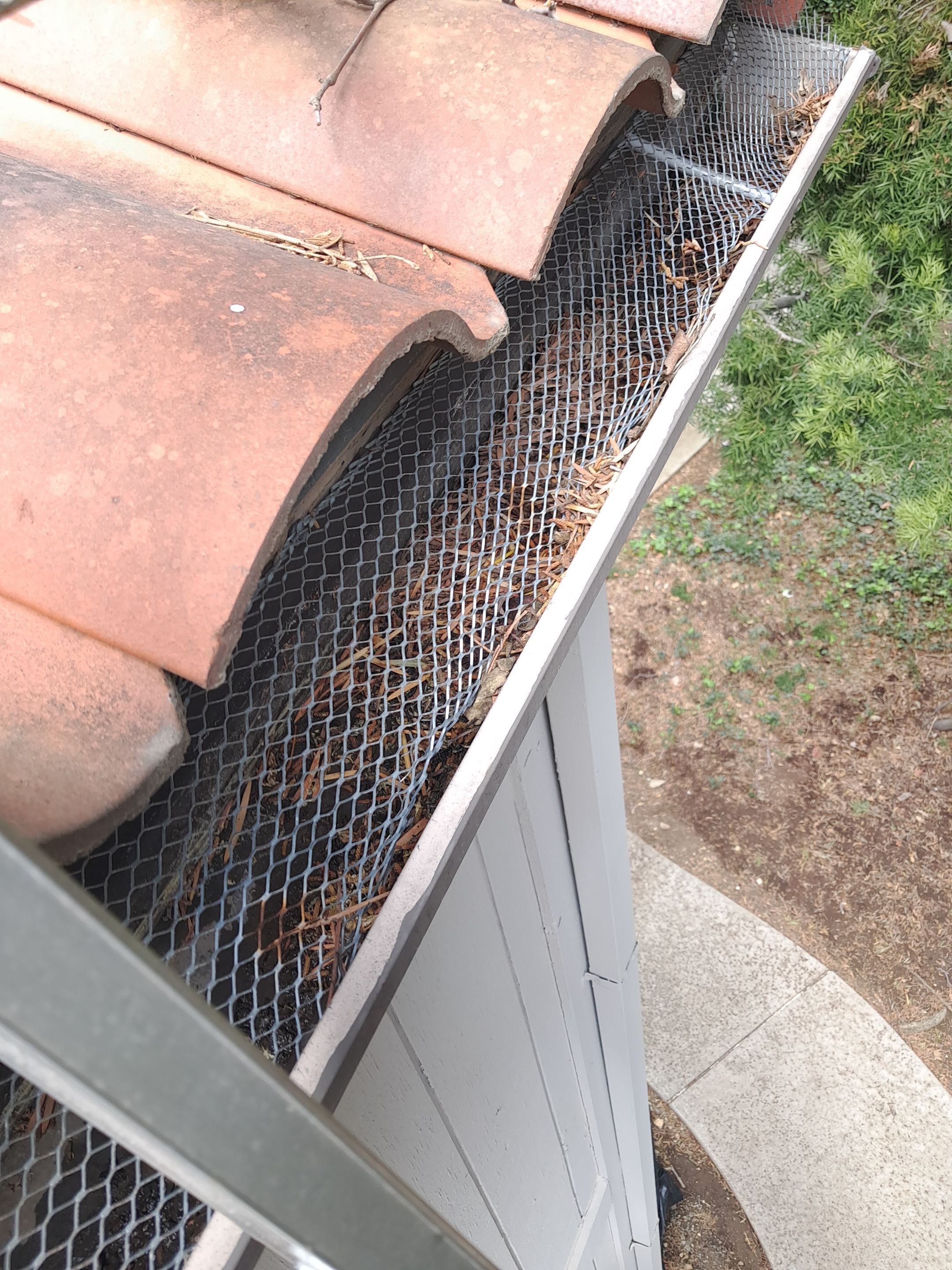Commercial gutter cleaning Oxnard & Ventura, CA before photo with filled gutters