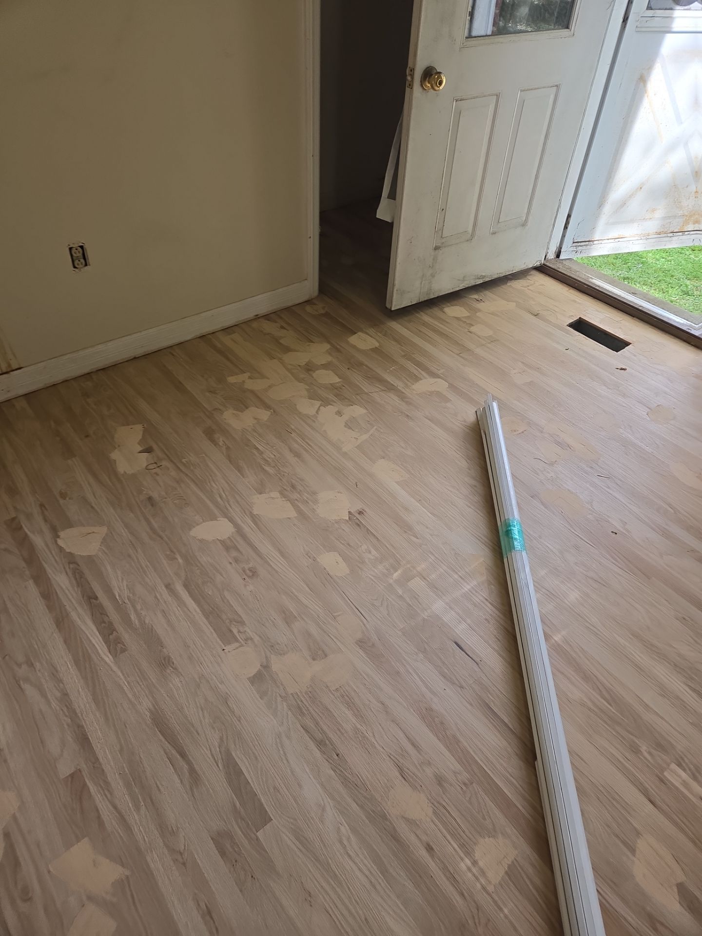 Under Carpet Reveal  by Footprints Floors of Nashville